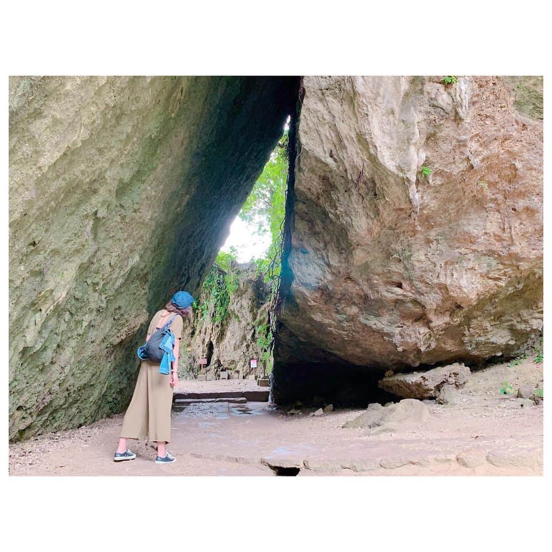のインスタグラム：「はいさ〜い🌺 心を清める気持ちで初めての斎場御嶽へ。 古来から大切にされている場所。 生憎のお天気ではっきりは見えずとも久高島も拝めました。 自然が作り出した場所はやっぱり素晴らしい。 飛行機移動の時とかに楽ちんに着たいなーって思って作ったリラックスオールインワン。 めちゃくちゃ楽ちんだった✌️ 南国のお花にいちいち癒されました♡ #trip #shorttrip #travelgram #okinawa #happy」