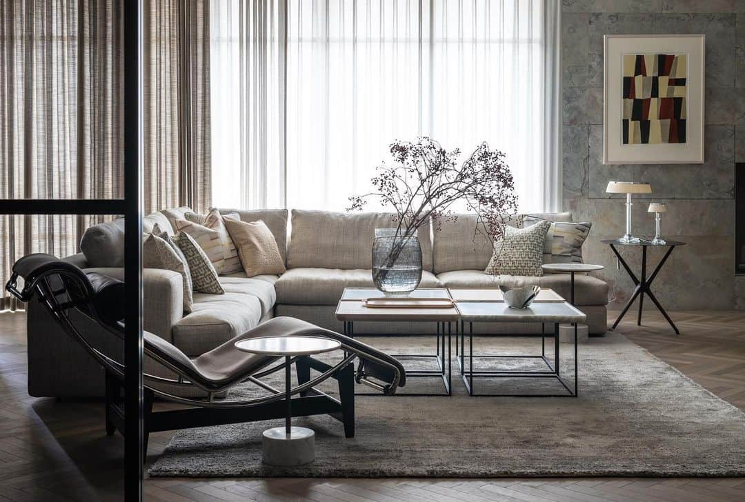 Cassina ixc. (カッシーナ・イクスシー) さんのインスタグラム写真 - (Cassina ixc. (カッシーナ・イクスシー) Instagram)「洗練されたデザインと上質さから世界中のトップブランドや ラグジュアリーホテルで採用されているDEDAR（デダール）の新作テキスタイル。やわらかで控えめな幾何学模様や東洋文化にインスピレーションを受けた柄に加え、アールデコに裏打ちされたシンプルなタッチのもの、アバンギャルドな要素を取り入れたものなど、伝統的デザインを独自の解釈でとらえた独創的なデザインが揃います。  MAKE YOUR CUSHIONS! （名古屋店イベント） 期間: 5/18sat - 5/26sun DEDARの2019年新作コレクションを含む10種類の中から、お好きな生地をお選びいただきあなただけのオリジナルクッションカバーを作りませんか？表と裏で異なる生地を選べば気分 によって使い分けることができ、コーディネートの変化をお楽しみいただけます。  #cassina #cassinaixc #miloe #sofa #lc4 #interior #interiorinspiration #nagoya #cushion #textile #fabric #makeyourcushion #altamoda  #カッシーナ #カッシーナイクスシー #ソファ #インテリア #インテリアコーディネート #インテリアショップ #名古屋 #クッション  @cassinaixc_official」5月20日 21時08分 - cassinaixc_official