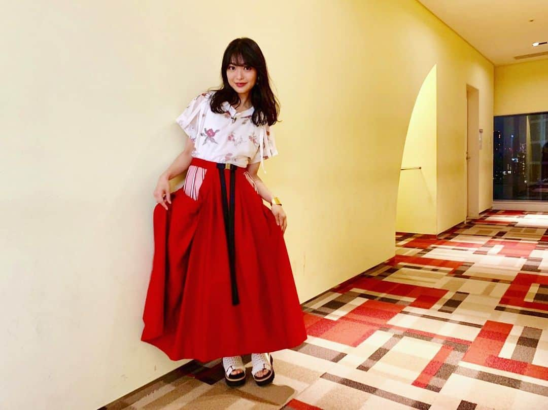 北原里英さんのインスタグラム写真 - (北原里英Instagram)「昨日の 日本テレビ📺上田晋也の日本メダル話 のときの衣装👠 やっぱり赤は可愛い❤️！ . tops. skirt @aula_official  sandals @aulaaila_official . 日テレでオンエア中の番組見て にこにこしてるとこ😊 . 番組では ハンドボールのお話を。 ハンドボールがたくさんたくさん 広まったらいいな〜」5月20日 21時09分 - rie_kitahara_3