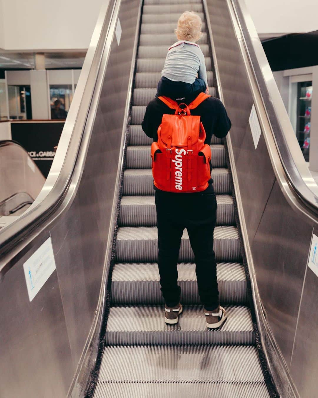 フェデスさんのインスタグラム写真 - (フェデスInstagram)「Lello & papà  Il nostro primo viaggio da soli, destinazione 𝕷𝖔𝖘 𝕬𝖓𝖌𝖊𝖑𝖊𝖘 ❤️ 🌎✈️」5月20日 21時02分 - fedez