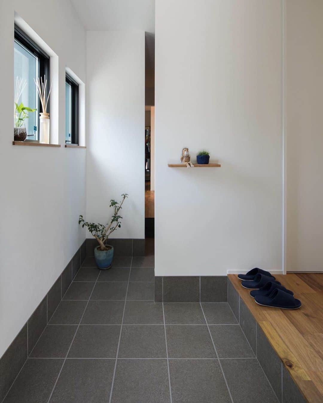 ルポハウス一級建築士事務所さんのインスタグラム写真 - (ルポハウス一級建築士事務所Instagram)「・ ・ ・  ホワイト×グレーのシンプルな色の空間。 ・ 目に触れにくい角度にシューズクロークを設えてスッキリな空間です。 ・ ・ ・ 𓐌𓐌𓐌𓐌𓐌𓐌𓐌𓐌𓐌𓐌𓐌𓐌𓐌𓐌𓐌𓐌𓐌𓐌  ルポハウスの施工事例はこちらまで☞ @reposhouse  𓐌𓐌𓐌𓐌𓐌𓐌𓐌𓐌𓐌𓐌𓐌𓐌𓐌𓐌𓐌𓐌𓐌𓐌 #ルポハウス は#ちょっとかっこいい家 を"友人のために" という思いでつくっています。 一生に一度の#マイホーム。 「あなたにしかできない」×「ルポハウスだからできる」で、 私たちだけの#家づくり を思いっきり楽しんでみませんか？！ ・ ・ ・ #外観 #住宅 #注文住宅 #新築一戸建て #住まい #シンプルな暮らし #デザイナーズ住宅 #外観 #一級建築士事務所 #設計事務所 #design #simple #滋賀 #大津 #草津#シューズクローク #玄関インテリア #リクシルタイル #グレイスランド」5月20日 21時02分 - reposhouse
