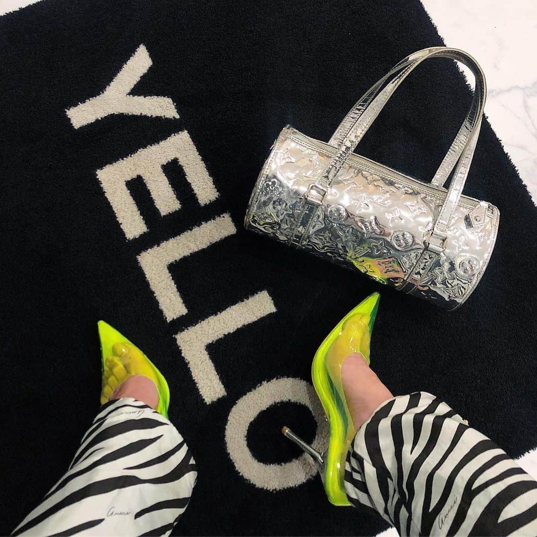 星あやさんのインスタグラム写真 - (星あやInstagram)「3019👽🔫🛸 @yelloshoes_official #YELLO #yelloshoes 雨予報だったからお手入れ楽ちんなPVC heelsにした♡」5月20日 21時05分 - ayastella_