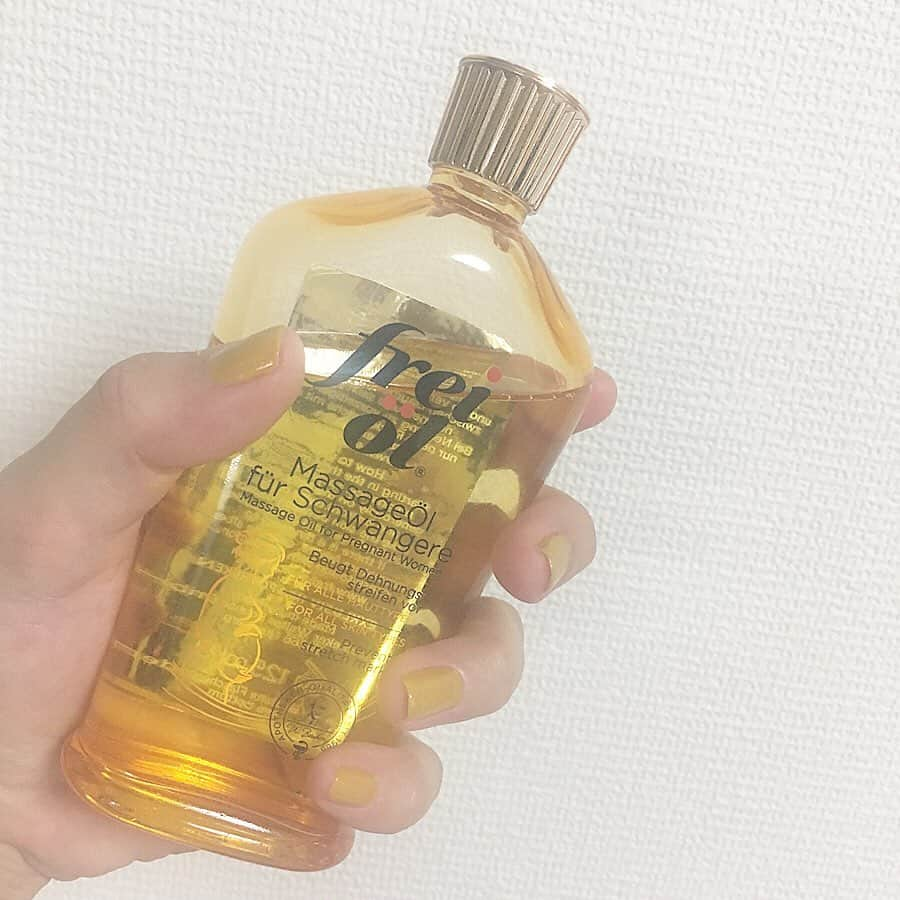 砂川陽香さんのインスタグラム写真 - (砂川陽香Instagram)「ㅤㅤㅤㅤㅤㅤㅤㅤㅤㅤㅤㅤㅤ ㅤㅤㅤㅤㅤㅤㅤㅤㅤㅤㅤㅤㅤ 先日も紹介した(@freioil.jp )さんの#ボディオイル 𓅮。 前回はお腹のアップを投稿したけど お腹の大きさも全体で見ると こんなに大きくなりました…照 ㅤㅤㅤㅤㅤㅤㅤㅤㅤㅤㅤㅤㅤ #妊娠線予防 にはもちろん #全身ケア にもそのまま使えるし #お風呂上がり に何より真っ先に使用してます（笑） ㅤㅤㅤㅤㅤㅤㅤㅤㅤㅤㅤㅤㅤ オイル特有のベタつきがなくサラサラしてて伸びも良き◎ これは#マタニティオイル ですがぬっちゃんもお風呂上がりに使ってます✌︎ ㅤㅤㅤㅤㅤㅤㅤㅤㅤㅤㅤㅤㅤ 明後日は検診だ〜〜〜！ 久々にベビを確認できるから楽しみ𓋜𓋜 ㅤㅤㅤㅤㅤㅤㅤㅤㅤㅤㅤㅤㅤ ㅤㅤㅤㅤㅤㅤㅤㅤㅤㅤㅤㅤㅤ #フレイオイル #フレイオイルがある生活 #マッサージオイル #オイルマッサージ #マタニティライフ #ぷんにー #プレママさんと繋がりたい #妊娠9ヶ月 #34w #6月出産予定 #mamagirl #女の子ママ #マタニティフォト #第二子妊娠中 #mamalife #子育てママ」5月20日 21時05分 - hirokattsunnnn