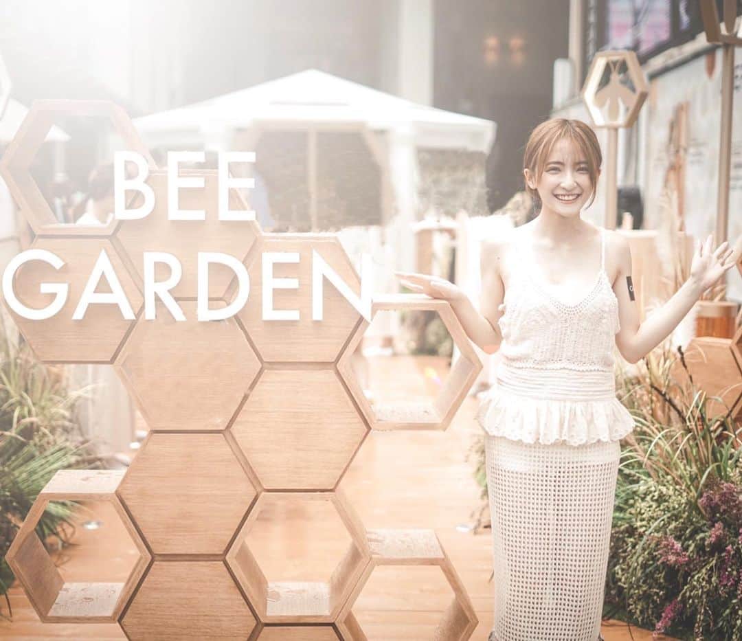 Giann Chanのインスタグラム：「🐝 520「世界蜜蜂日」快樂!  謝謝 @guerlainhk 邀請參與 #BeeLoveBeloved 慈善活動 。BeeGarden 顛覆了我對海港城的印象 今日只聞到大自然與蜂蜜的味道 哈哈 . . 由即日起到5月26號，大家都可以親臨「油‧花園🌳」玩，又可以幫BeeLoveBeloved 慈善活動籌款，一齊將愛散播出去啦！  @Guerlain  #Guerlain #GuerlainHK #BeautyandtheBees #BeeLoveBeloved #BeeGarden #PlanHK」