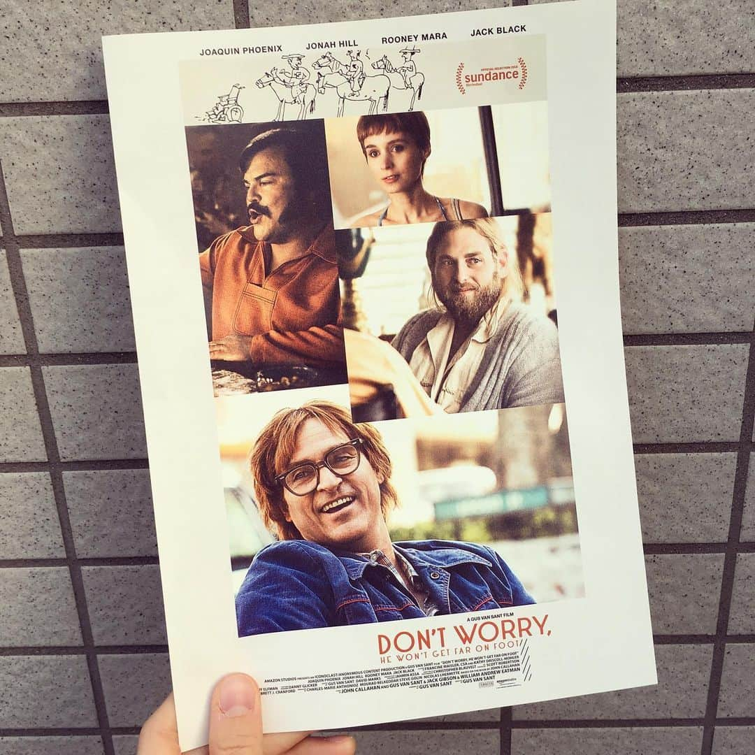 中野ミホさんのインスタグラム写真 - (中野ミホInstagram)「今月の映画連載、ガス・ヴァン・サント監督の新作です！決してわかりやすくないのに、気持ちよく泣けた。。それはこの人の人生のおかげかしら。風刺漫画家ジョン・キャラハンの自伝を映画化した、『ドント・ウォーリー』について書きました。初夏にぴったりです。読んでみてね。🌳 Rock is にて！  #まほうの映画館」5月20日 21時10分 - miho_doronco12