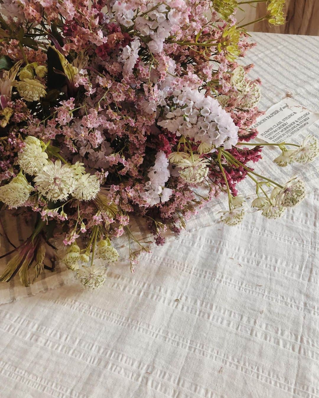 目見田早弥子のインスタグラム：「| flower lesson 前回の @marronpapier_jp でのレッスンは 久しぶりのブーケでした💐 今回はスターチスとシネンシス3色を贅沢に使いながら 2種類のアストランチアで動きをつけ、 アクセントにエリカを。 メインはアルストメリアです♡ もうマロンに通い始めてしばらく経ちますが、 今回のブーケレッスンで先生に 「計算されているのが見える。 ほとんど手直しいらないくらいですよ☺︎」と 褒めていただき本当に本当に嬉しかった😭🧡 お花が好きで、マロンに出会って、 お花やアレンジについて学ぶ機会をいただけて 本当に幸せだと改めて思います😽🌼 次のレッスンは少し先だけど また先生たちに会えるのを楽しみに blinkのお花選び頑張ろう♡」