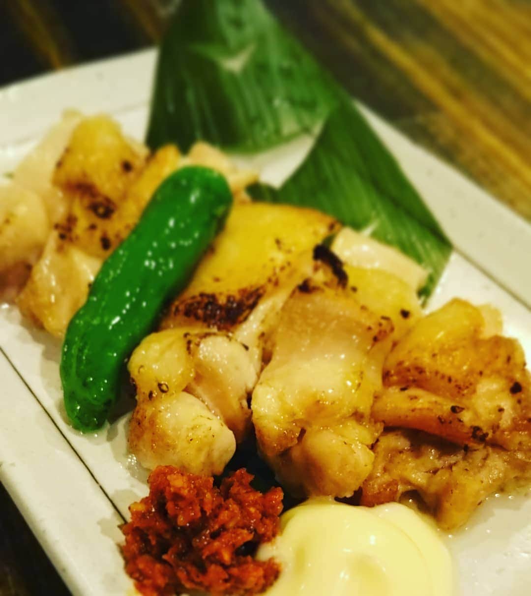 九州うまか 北浜店のインスタグラム：「日南鶏の塩焼き生七味添えですよ。  #九州うまか#九州うまか北浜店#北浜#淀屋橋#天満橋#京橋#肥後橋#堺筋本町#大阪#大阪グルメ#居酒屋#日本酒#焼酎#純米#泳ぎイカ#もつ鍋#九州料理#九州#博多#福岡#鹿児島#宮崎#佐賀#長崎#大分#熊本#肉#生七味」