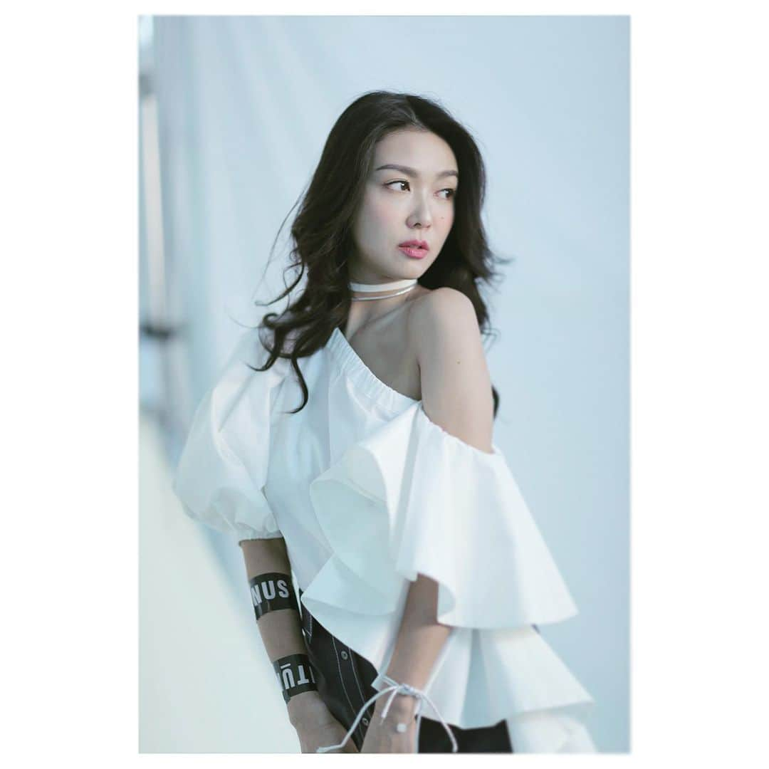 フィオナ・シットさんのインスタグラム写真 - (フィオナ・シットInstagram)「Love this off shoulder top with the shirt skirt for summer ! ❤️ @spiritunus #SPIRITUNUS #fionasit #薛凱琪」5月20日 21時12分 - physit