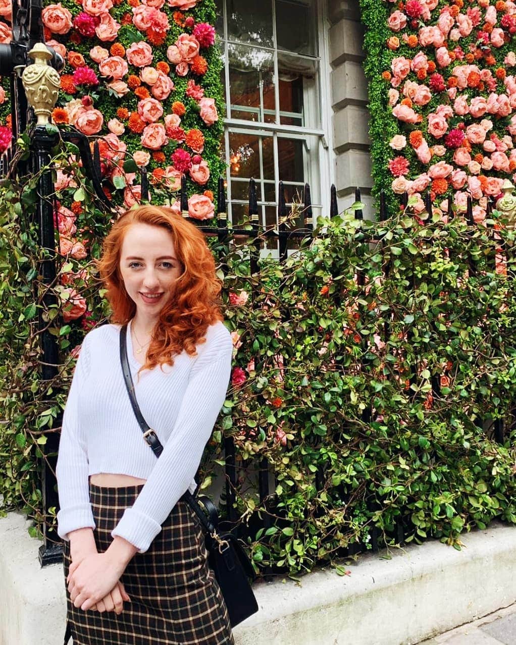 のインスタグラム：「Just had a really nice weekend walking around London, visiting some museums and ended up passing by floral hotspot Annabel's! ⁣(Annabel, her body is shaped like a .... she's the belle of the ball! / anyone know this quote lol) ⁣ I did a questionairre on my stories yesterday and I just published the results. I've learned a lot from your answers and I think you'll find them interesting too.⁣ ⁣ I'm also hiring for an assistant at the moment. Info about that on my stories as well ☆⁣ ⁣ What are you doing this week? Tonight I'm going to the theatre, I can't wait!」