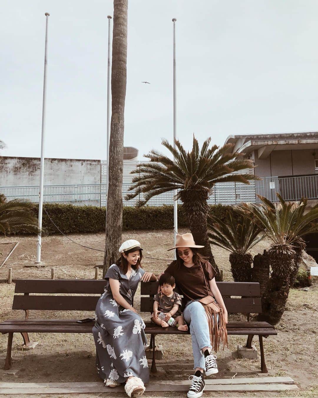 高橋菜摘のインスタグラム：「🌞🌴🌞🌴🌞 サーフビレッジのフリーマーケットに 来場していただきありがとうございました🙋‍♀️ 週末ほんとに暑かったー😂 夏、キテますね♡ 差し入れ持って登場してくれた  @ayakurata からまた超可愛いプレゼント もらったので今度紹介します♥️ ありがとうーーー😆  そして2週連続フリマweek!! 今週土曜もやっちゃいます🌴 📍辻堂海浜公園 にて♡ こないだはレディースがメインだったけど 今回は子供服&おもちゃがメイン👼 レディース服ももちろんありますよ👙 またもや @lina_x117 と👼 最近会いすぎな人🤙  そしてこの日着てた服は @roxyjapan の褒められワンピ👗 同じ柄で水着も持ってるの👙 可愛すぎるツボすぎる〜 ワンピースってなんでワクワクするんだろ。」