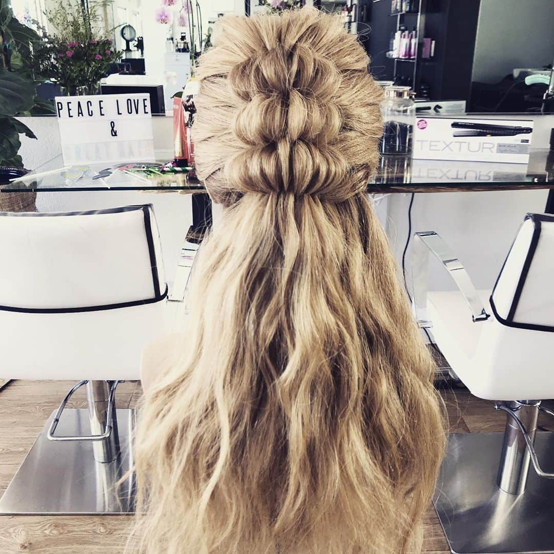 Sam Villaさんのインスタグラム写真 - (Sam VillaInstagram)「Not into #traditional #bridalhairstyles? Try a #bushelbraid half upstyle for your big day! #SamVilla ArTeam Member Anna Peters (@annas_hair_retreat) created this look that is every bit intricate as it is ethereal and effortless and we are simply obsessed! ⠀ ⠀ Have you had the opportunity to learn with Anna Peters ( @annas_hair_retreat )? Anna is an #upstyling expert and available for hands-on #haireducation at YOUR salon! Go to SamVilla.com for more information for how to book her for in-salon education!⠀⠀⠀ *⠀⠀⠀⠀⠀⠀⠀ *⠀⠀⠀⠀⠀⠀⠀ *⠀⠀⠀⠀⠀⠀⠀ #SamVillaHair #SamVilla #SamVillaCommunity #beautygrammers #behindthechair #braids #modernsalon #maneaddicts #beyondtheponytail  #ittakesapro #licensedtocreate #hairinspo #hotonbeauty #beautylaunchpad #braidideas #masterofbraids #hudabeauty #festivalhair #festivalbraids #hairdressermagic #bridal #upstyle #downstyle #prom」5月20日 21時15分 - samvillahair