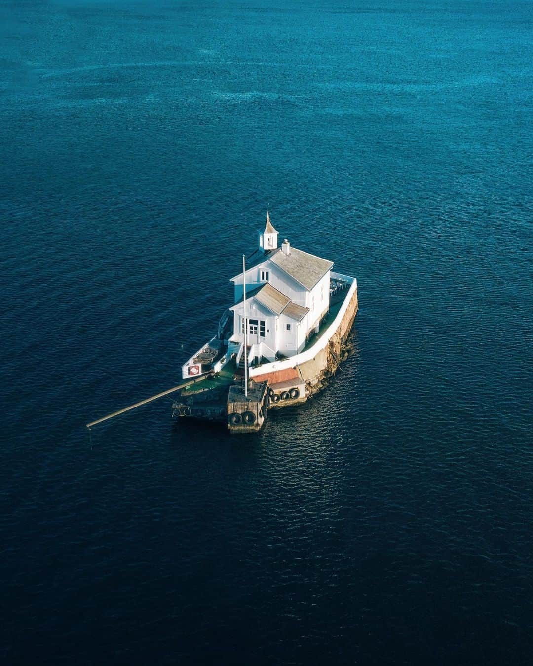 Simone Bramanteさんのインスタグラム写真 - (Simone BramanteInstagram)「{ Oslo Vibes } • Not a house, not a boat. But love the concept sailing and exploring without moving... (that’s a restaurant actually). Leaving 🇳🇴, heading to Berlin 🇩🇪.」5月20日 21時16分 - brahmino