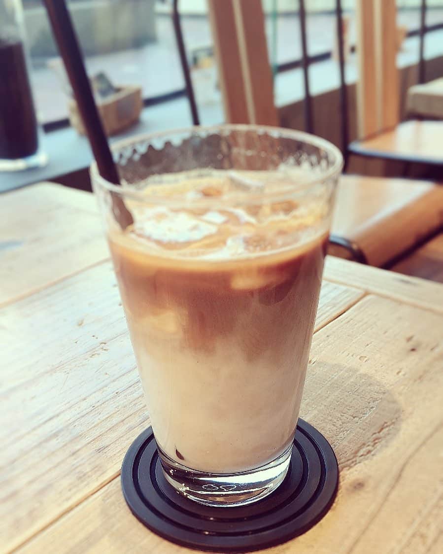 海津ゆうこさんのインスタグラム写真 - (海津ゆうこInstagram)「ここのところ忙しくて、外で一人でコーヒーを飲む時間なんてなかったなぁ。  外の天気も荒れててきそうな雰囲気。ずっと晴れでいいのに。  #コーヒータイム #コーヒー #coffee #coffeetime #カフェ #カフェ巡り #カフェタイム #おしゃれカフェ #カフェラテ #アイスカフェラテ #明日の天気 #晴れ希望  #ほっと一息  #フリーアナウンサー #instapic #instalife #instalike #instadaily #instagood #冷たい飲み物 #今日は暑かった #新潟カフェ #新潟グラマー #今日の出来事 #カフェ好き #カフェスタグラム」5月20日 21時16分 - yuco310