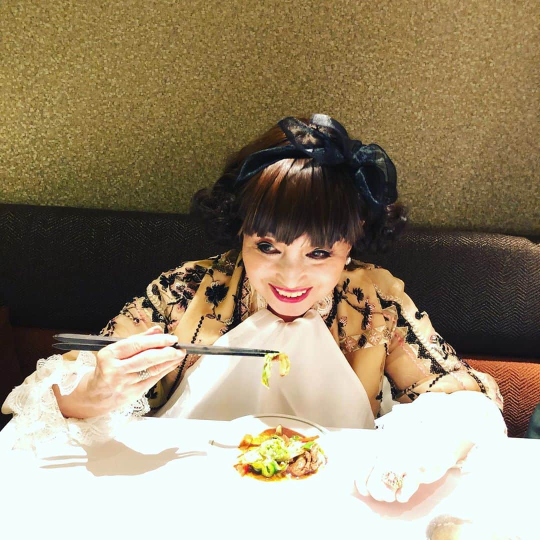 黒柳徹子さんのインスタグラム写真 - (黒柳徹子Instagram)「今日は、久しぶりに、中華料理。 嬉しい💕 今、してるカチューシャは、最近のお気に入りです。 トットちゃんグッズで、作ってもらったの！ 色んな生地で、作ってもらいました。  @tottochan.shop」5月20日 21時21分 - tetsukokuroyanagi
