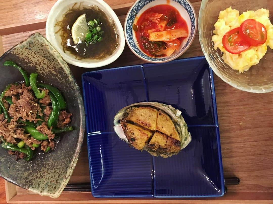 のインスタグラム：「鮑 下処理したやつもらいました😊  はがして、 ニンニクすって、バジルとバターとコネコネしたやつで焼いて ちょい醤油。  最高やった。  あと、茄子の煮浸しを ネット検索して ポン酢風味でやってみた。  ポン酢、砂糖、みりんとお水で 鰹節、ネギでok  あと、1人焼き焼きできるヤツ買ってん。  #一人前ちょい焼肉 #これが贅沢に感じる  #あだち家ごはん #安い時に買いだめ」