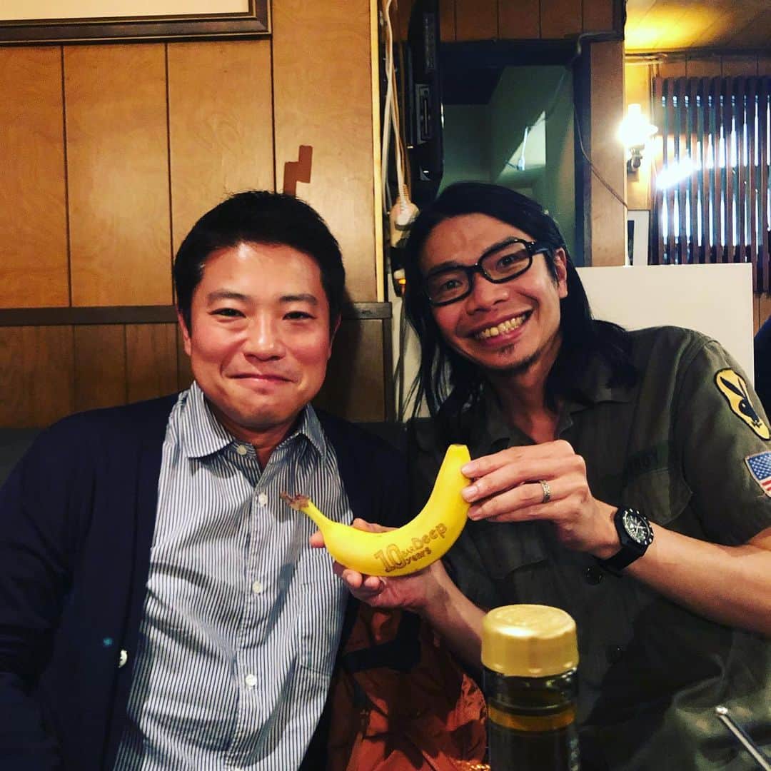 栗原心平さんのインスタグラム写真 - (栗原心平Instagram)「今日はバナナアートで有名なエンドケイプさんと偶然の出会い…面白すぎる…室外機といいバナナといい。 #栗原心平 #shimpeikurihara #バナナアート #室外機 #エンドケイプ」5月20日 21時23分 - shimpei_kurihara