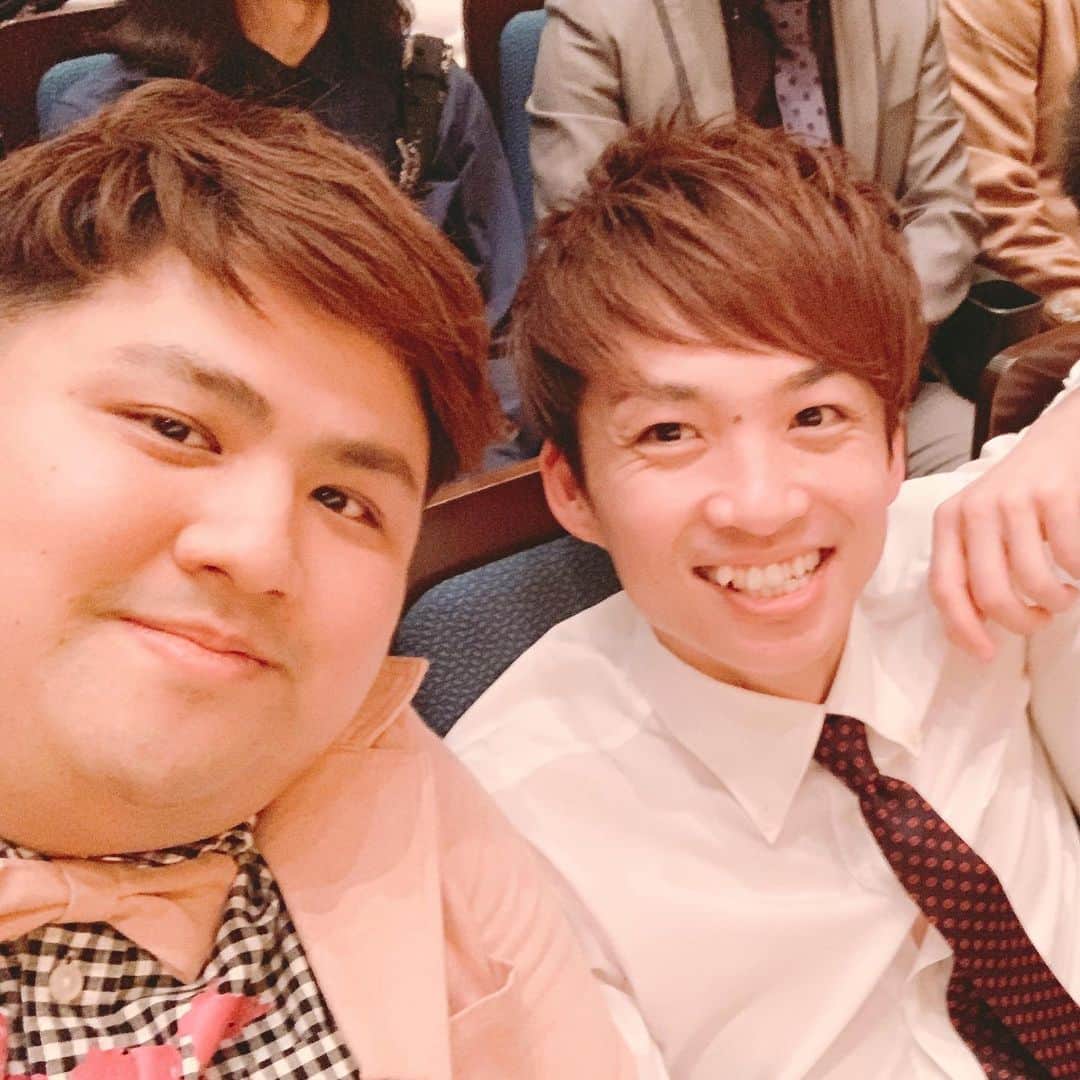 池田真一のインスタグラム：「今日漫才劇場の楽屋に行くと朝から扇風機ガン浴びのゆずるさんがいました。僕はイヤホンをして動画を見てました。すると突然涼しくなりました。あれ？と思い振り向くとゆずるさんが真べぇも暑いやろ？と言ってわざわざ別の扇風機を持ってきてくれました。優しすぎる。多分僕のこといこうとしてます。」