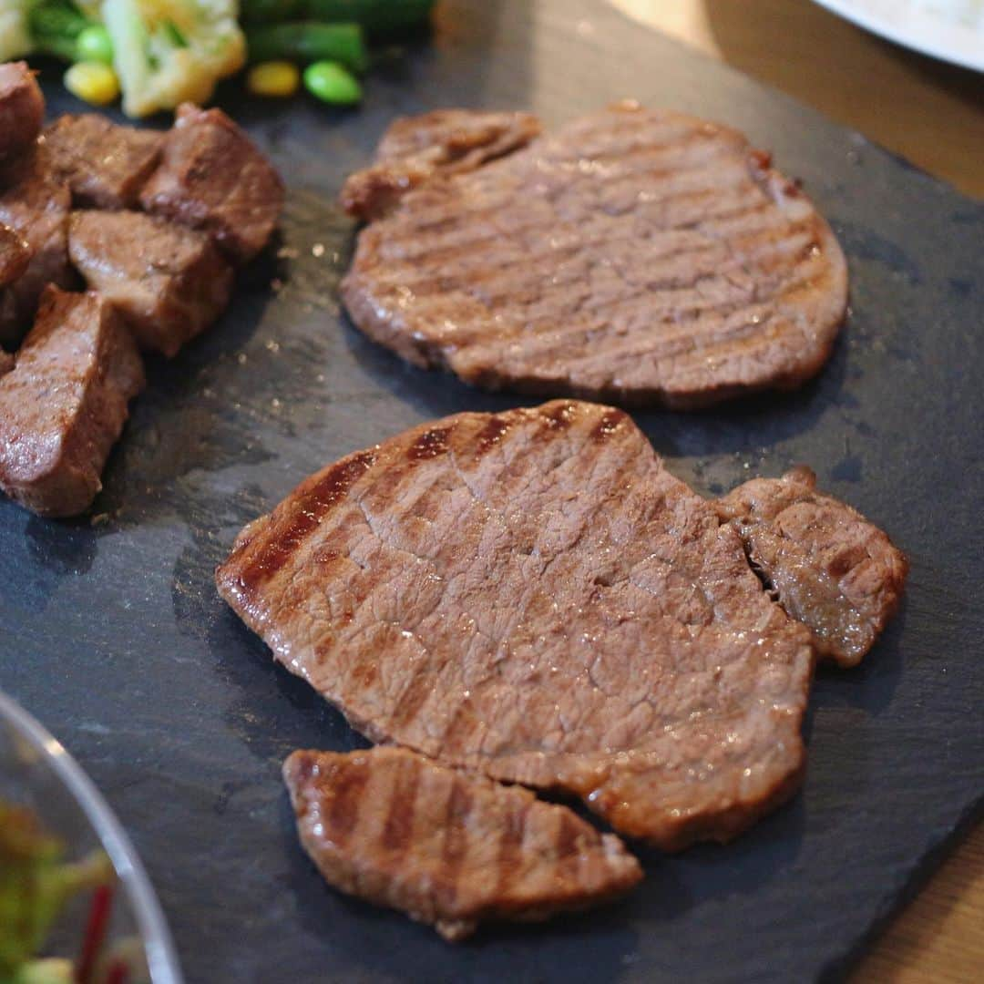 長谷川真美さんのインスタグラム写真 - (長谷川真美Instagram)「🥩💕 #酒ドル飯 自宅でご馳走な日😋✨ ・ #シュガーレディ @sugarlady_official の 奇跡のブランド #シュガーミート の お肉づくしーーー🙌❤️ ・ 本当に美味しかった…✨ ・ 遺伝子組換え穀物不使用で 安全な飼育プログラムを徹底して 生産されているから安心💕😁 ・ いつも思うけど… ほんと冷凍食品をは思えない美味しさ🤭 安心安全だから安心して食べれるし 家族の健康のためにもオススメ💗 ・ #sugarlady #安心安全 #冷凍食品 #PR #シュガービーフ #まあみごはん」5月20日 21時28分 - maami.hase