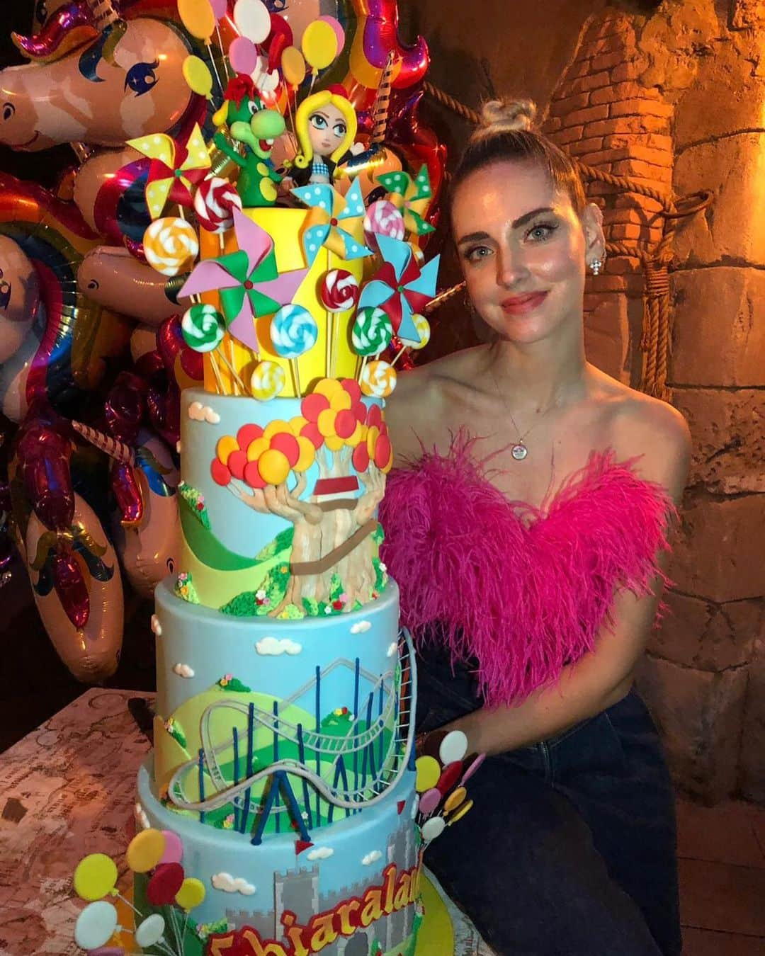 キアラ・フェラーニさんのインスタグラム写真 - (キアラ・フェラーニInstagram)「And the cake 👱🏻‍♀️❤️🎂 #ChiaraLand」5月20日 21時28分 - chiaraferragni