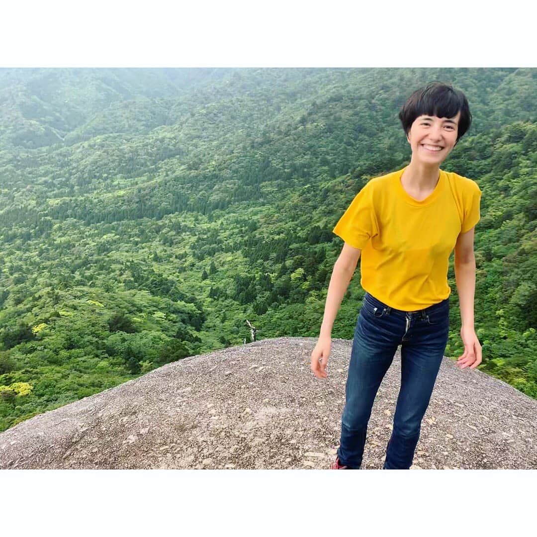 小野りりあんのインスタグラム：「大雨の屋久島から無事かえってきたよ🌧🌈🌊﻿ ﻿﻿ 豊かな自然に触れたこの旅では、森、林業、屋久島の歴史など沢山学べたよ🌳🌳🌳﻿ ﻿﻿ あとね、人間の生存には生物多様性が大きく関わっていることを実感、体感もしました。﻿﻿ ﻿﻿ 今は、たくさんの生物がすごい速度で消えている時代。屋久島のような古代から残る自然が居続け多様な生き物が支えあっている場に行けたことをとても貴重に感じました🦀🐒🐍🐸🦎🐟🦑🌲🌳🌱🌿 ﻿ ﻿ さっ、明日からまた都会でがんばろ💪」