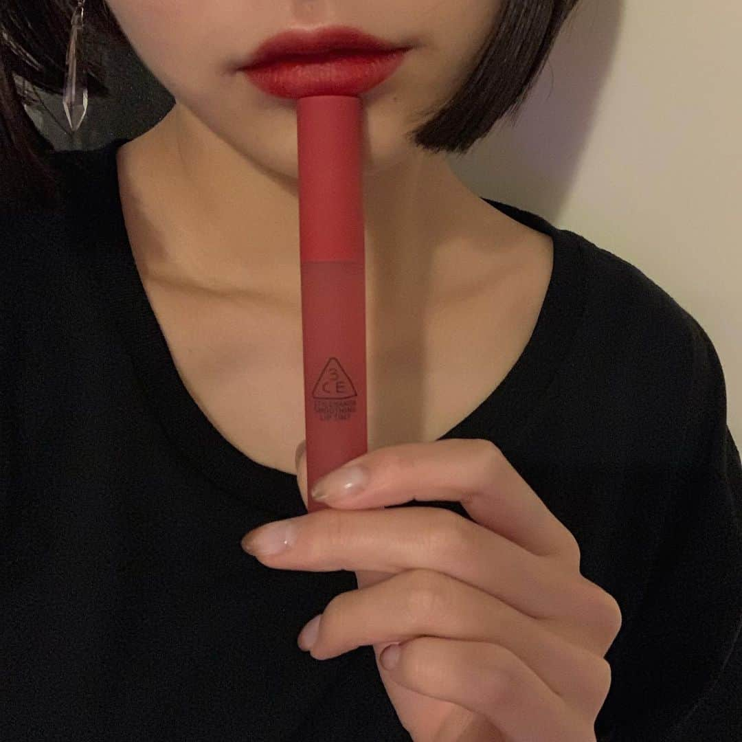 横田ひかるさんのインスタグラム写真 - (横田ひかるInstagram)「3CE SMOOTHING LIP TINT＆ 3CE CLEAR TRAPEZE POUCH  最近、 濃い赤でお気に入りの ＃VINTAGE BRICK  使ってます👄  好きな色、  @stylenanda_japan」5月20日 21時29分 - _rncn950805