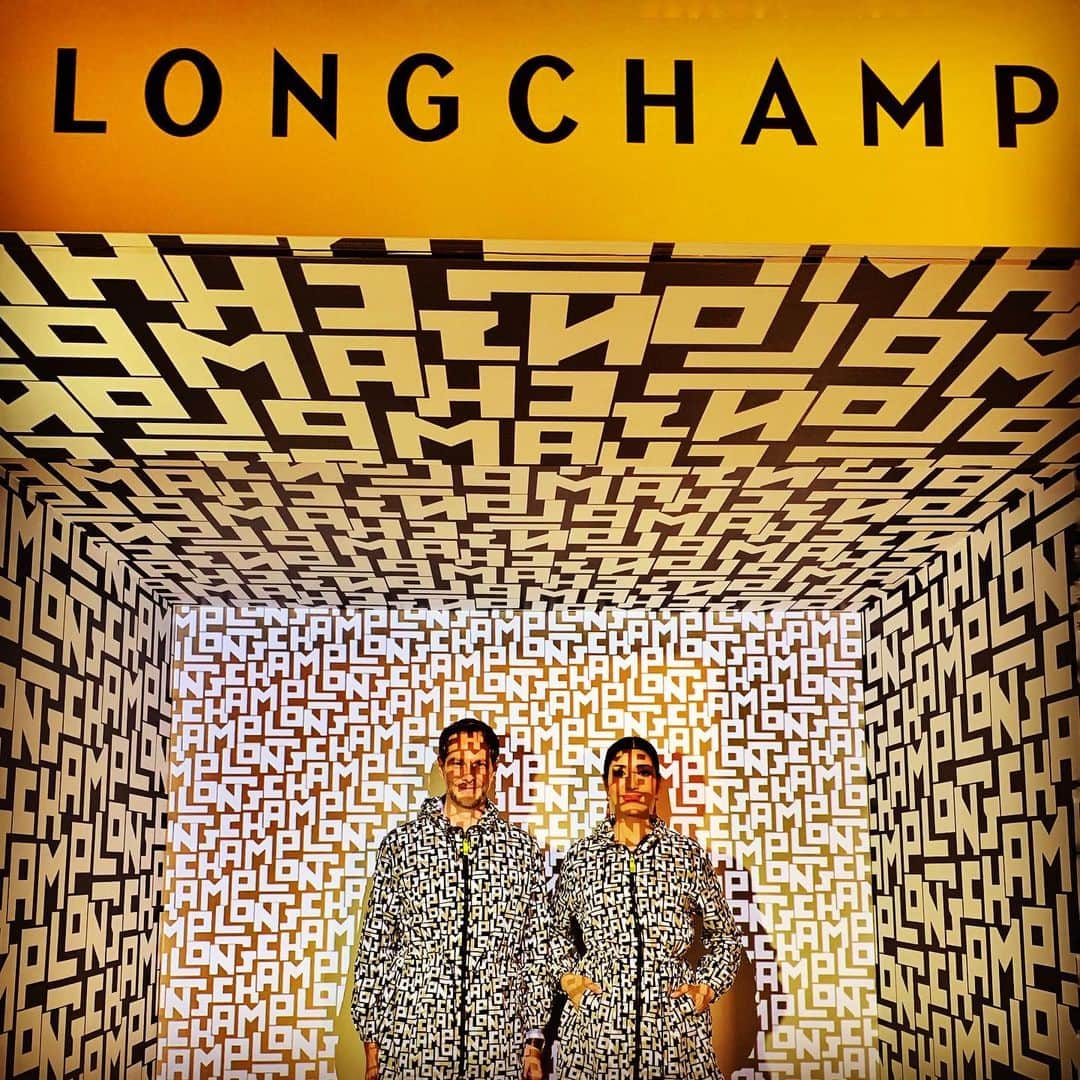 アンミカさんのインスタグラム写真 - (アンミカInstagram)「昨日は、夫婦で Longchampの新作、LONGCHAMP LGPののポップアップイベントへ✨ ロンシャンのモノグラムのプロジェクション体験は、マトリックスの世界に迷い込んだよう❣️とてもクールで、楽しかった♫☺️ 。 #夫婦でロンシャンの男女兼用のウインドブレーカーを着て❤️ #ロンシャンのモノグラムロゴの世界を勝手に夫婦で愛の迷路と名付けて☺️ #2枚目のテディがムッチャカッコいい❤️ #恒例の公開ノロケ〜❣️ #20時からフジテレビスカッとジャパンに出演致します！ #LongchampLGP #ロンシャンlgp  #empireproduced @longchamp  @empireproduced @theodoremillertokyo」5月20日 21時30分 - ahnmikaofficial