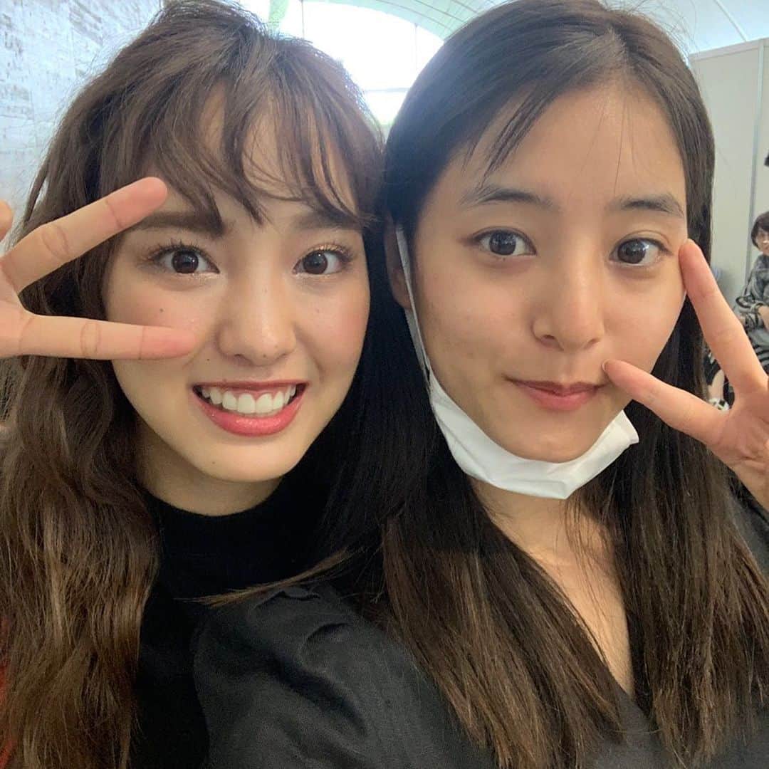 飯窪春菜のインスタグラム：「大好き新木優子さん☺️❤️ ちょうど入れ違いだったから一瞬しかお会い出来なかったけど、一瞬で癒されましたあ🌸  #girlsaward  #ガルアワ  #ゆんぴょ  #はるなの毎日  #飯窪ってる」