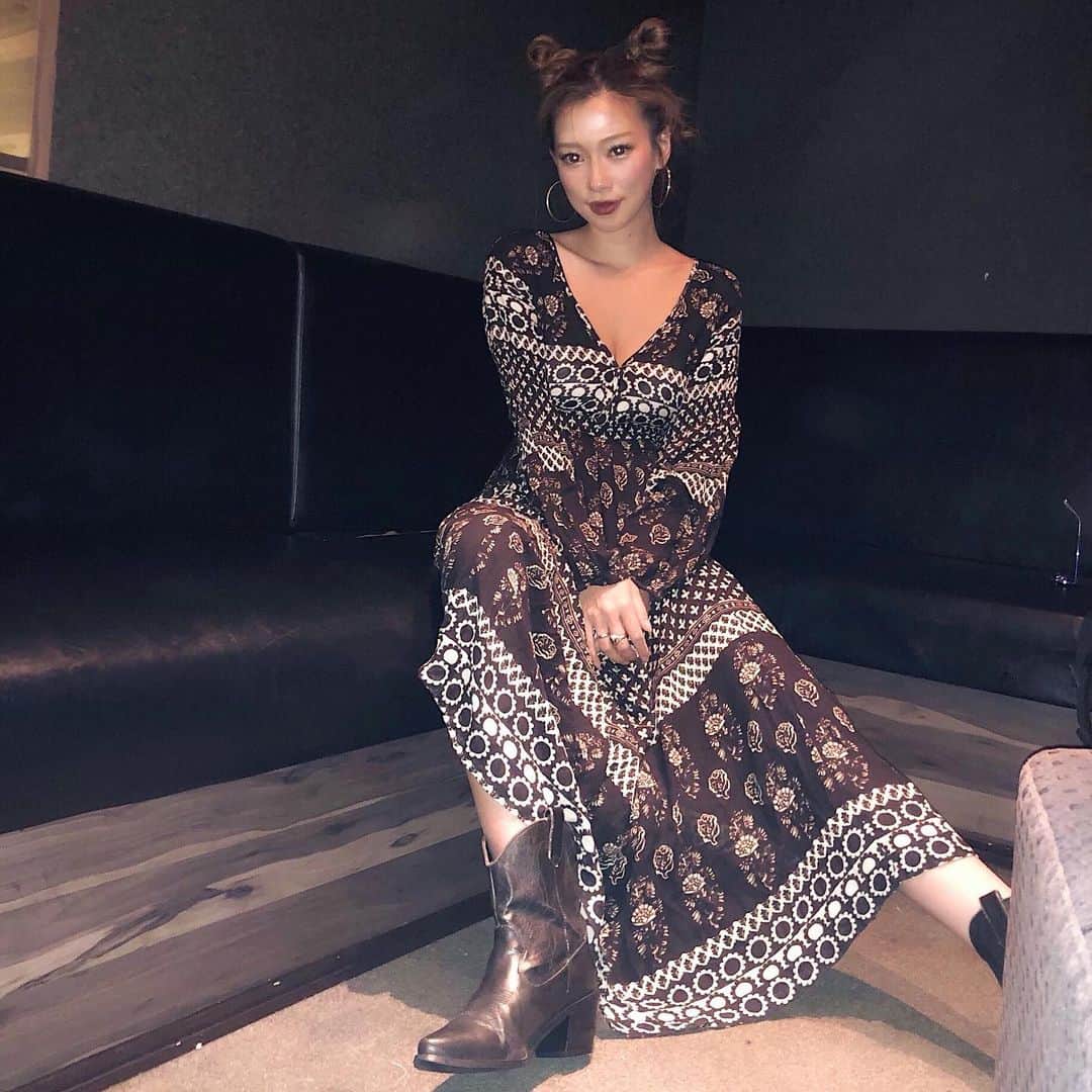 長谷川唯のインスタグラム：「・ ・ 誕生日会でテーマがフェスで自分流のフェスファッションにしてみたよ👯‍♀️🌟🌈 ・ ・ このワンピは @revolve だよん🍃🍃 ・ ・ #me #fashionista #code #fashion #happy #love #instagood」