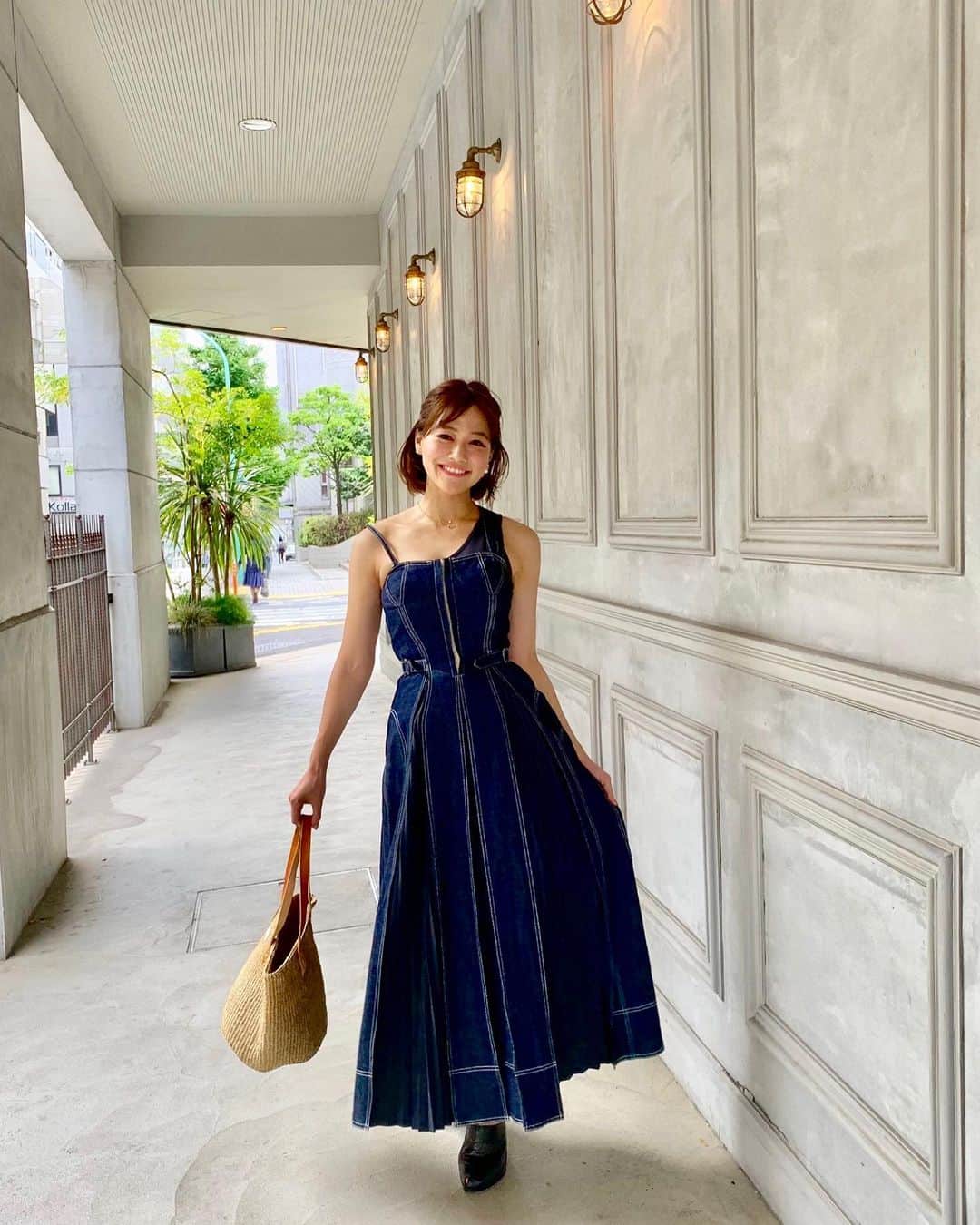 のインスタグラム：「おはよん🥰❤️ . ずっと行ってみたかったFUGLEN TOKYOへ☕️👒 . お気に入りワンピースをきてお出かけ☺️❣️ずっとデニムワンピ探してて、 @casa_fline で一目惚れしたもの🥰👗 . ☑︎フロントホックデニムワンピース . 高めの位置でウエスト部分が絞れて、脚長くびれ見え効果😳スカートはフレアスタイルで、かなりスタイル良く見えるワンピース🥺💕 しかも両サイドのスリットにプリーツ加工がされてるから座ったり動いたりするとそのプリーツが見えてまた可愛いのだ🥺❤️❤️ . アシンメトリーのストラップも今時だよね☺️💕カジュアルなんだけどレディ感💕 . FUGLENでも写真が撮れて大満足🥰笑 コーヒーも美味しかった〜😋💕 . 今朝は東京はすごい雨風ですね☔️ . みんなお出かけする人は気をつけてね😭✨💕 . 今日も1日頑張りましょう🙆‍♀️✨ . #デニム #denim #denimstyle #casafline #デニムワンピース #カジュアル #カジュアルコーデ #fuglen #fuglentokyo #フグレン #フグレントウキョウ #デートコーデ #女子会コーデ #コーディネート #コーデ #渋谷 #shibuya #ショートヘア #ボブ #ショートボブ #ハーフアップ #ショートヘアアレンジ #コーヒー #coffee #コーヒー好き #アシンメトリー #コルセット #カフェ #cafestagram」