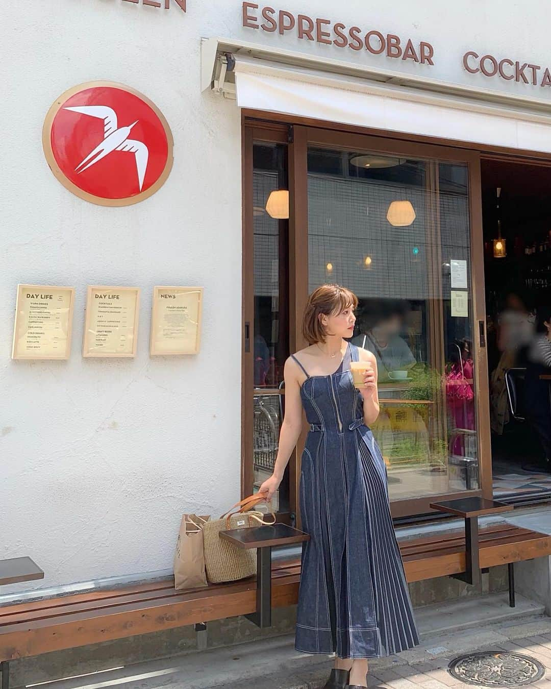 石井里奈さんのインスタグラム写真 - (石井里奈Instagram)「おはよん🥰❤️ . ずっと行ってみたかったFUGLEN TOKYOへ☕️👒 . お気に入りワンピースをきてお出かけ☺️❣️ずっとデニムワンピ探してて、 @casa_fline で一目惚れしたもの🥰👗 . ☑︎フロントホックデニムワンピース . 高めの位置でウエスト部分が絞れて、脚長くびれ見え効果😳スカートはフレアスタイルで、かなりスタイル良く見えるワンピース🥺💕 しかも両サイドのスリットにプリーツ加工がされてるから座ったり動いたりするとそのプリーツが見えてまた可愛いのだ🥺❤️❤️ . アシンメトリーのストラップも今時だよね☺️💕カジュアルなんだけどレディ感💕 . FUGLENでも写真が撮れて大満足🥰笑 コーヒーも美味しかった〜😋💕 . 今朝は東京はすごい雨風ですね☔️ . みんなお出かけする人は気をつけてね😭✨💕 . 今日も1日頑張りましょう🙆‍♀️✨ . #デニム #denim #denimstyle #casafline #デニムワンピース #カジュアル #カジュアルコーデ #fuglen #fuglentokyo #フグレン #フグレントウキョウ #デートコーデ #女子会コーデ #コーディネート #コーデ #渋谷 #shibuya #ショートヘア #ボブ #ショートボブ #ハーフアップ #ショートヘアアレンジ #コーヒー #coffee #コーヒー好き #アシンメトリー #コルセット #カフェ #cafestagram」5月21日 8時29分 - ri7tin1025