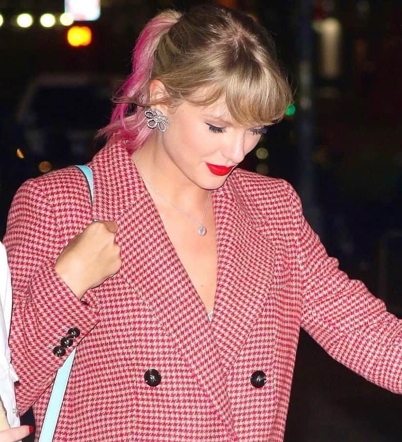 ダニジョーのインスタグラム：「Popstar approved 💫 @taylorswift in our Mari earrings • tap to pre-order! #dannijogirls」