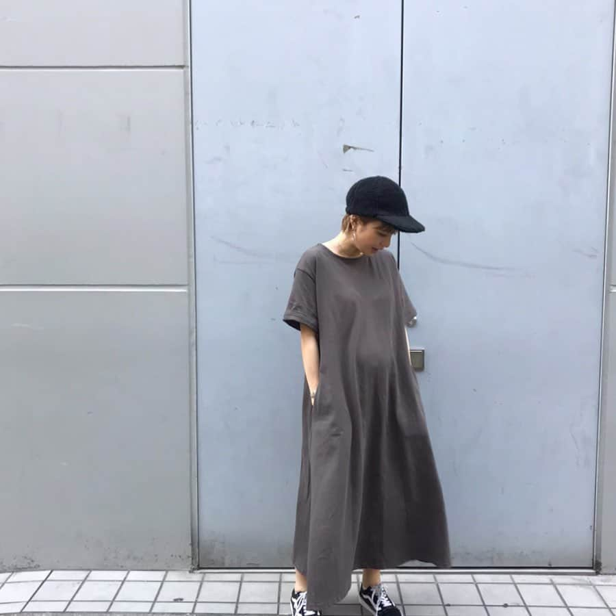 長谷川あやさんのインスタグラム写真 - (長谷川あやInstagram)「👖👖👖 #fashion #ootd #outfit #code #coordinate #style #titivate #titivatestyle #マタニティコーデ #妊婦コーデ #妊婦 #妊娠10ヶ月 #初マタ #臨月 #152せんちこーで @titivatejp ・ ・ ・ この時はまだ小夏がお腹の中に いたんだな〜と思うと不思議😋💭 ・ 臨月の時のぽっこりお腹がすでに 懐かしいーーーっ😂🙌💓 ・ この日のコーデは#ティティベイト の #コットンAラインカットソーワンピース 🙋‍♀️ 1枚でさらっと着れるのが嬉しい✨ ・ 産まれてすぐのお腹は まだびよーーんて感じだけど 久しぶりにうつ伏せの 自分のベスポジの体制で熟睡できた(´∀｀)💭 ・ そして母乳パワーにびっくり‼️ トータル14㌔増量した体重は あっとゆうまににマイナス10㌔😋 ・ 入院中に残りの4㌔もこの調子で 減ってくれるといいんだけどな〜👧✨」5月21日 6時59分 - ayasuke_0516