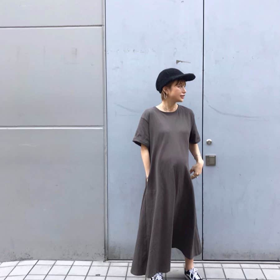 長谷川あやさんのインスタグラム写真 - (長谷川あやInstagram)「👖👖👖 #fashion #ootd #outfit #code #coordinate #style #titivate #titivatestyle #マタニティコーデ #妊婦コーデ #妊婦 #妊娠10ヶ月 #初マタ #臨月 #152せんちこーで @titivatejp ・ ・ ・ この時はまだ小夏がお腹の中に いたんだな〜と思うと不思議😋💭 ・ 臨月の時のぽっこりお腹がすでに 懐かしいーーーっ😂🙌💓 ・ この日のコーデは#ティティベイト の #コットンAラインカットソーワンピース 🙋‍♀️ 1枚でさらっと着れるのが嬉しい✨ ・ 産まれてすぐのお腹は まだびよーーんて感じだけど 久しぶりにうつ伏せの 自分のベスポジの体制で熟睡できた(´∀｀)💭 ・ そして母乳パワーにびっくり‼️ トータル14㌔増量した体重は あっとゆうまににマイナス10㌔😋 ・ 入院中に残りの4㌔もこの調子で 減ってくれるといいんだけどな〜👧✨」5月21日 6時59分 - ayasuke_0516