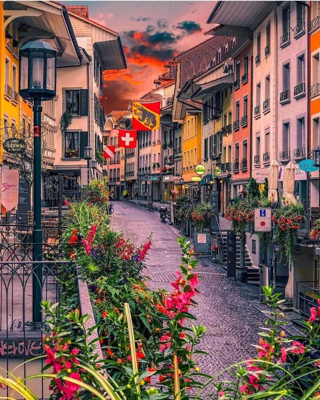 Wonderful Placesさんのインスタグラム写真 - (Wonderful PlacesInstagram)「Thun - Switzerland ✨🌺🌺🌺✨ . Pictures by ✨✨@takemyhearteverywhere✨✨ #wonderful_places for a feature ❤️」5月21日 7時05分 - wonderful_places