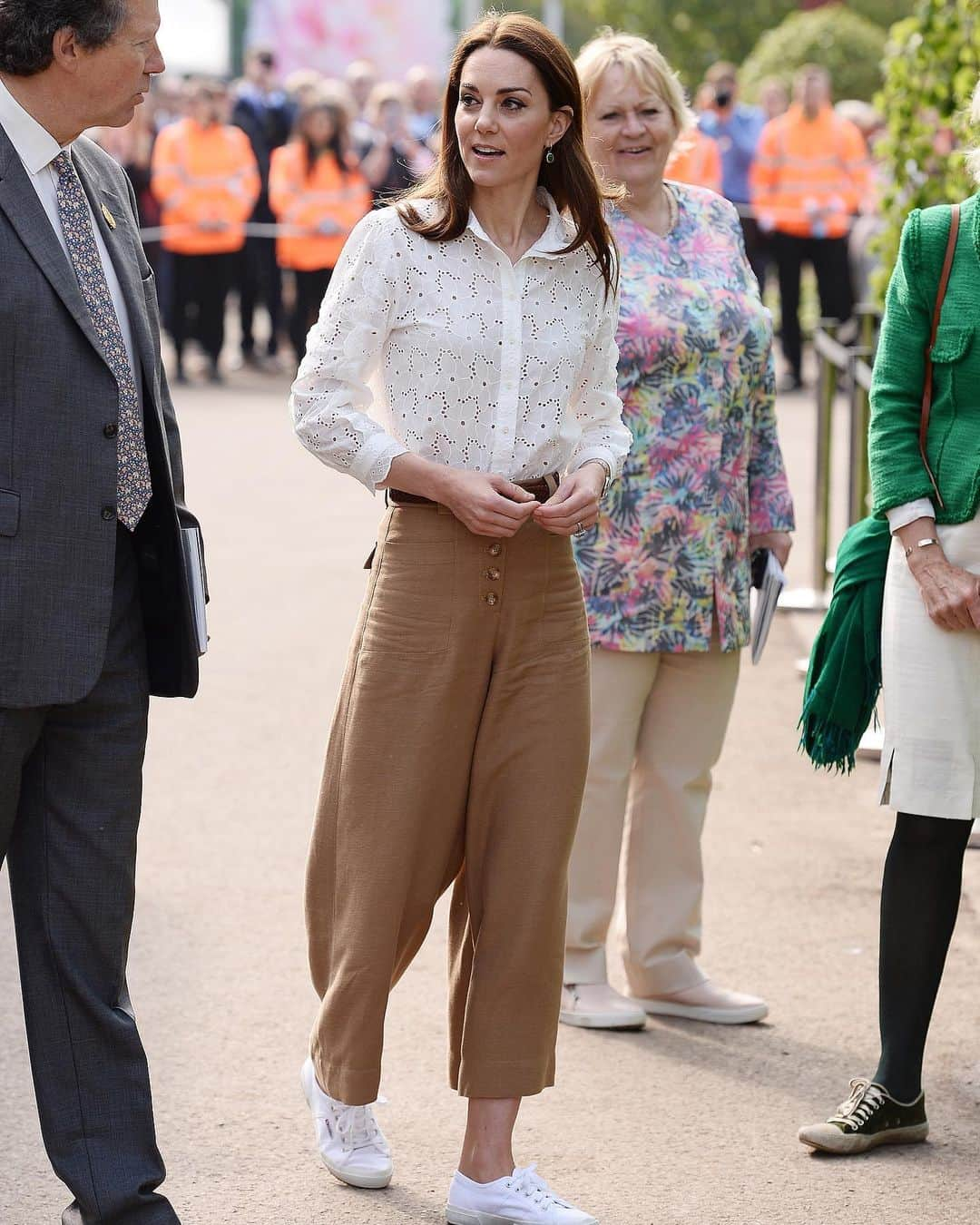 Just Jaredさんのインスタグラム写真 - (Just JaredInstagram)「Duchess Kate Middleton gives husband Prince William & Queen Elizabeth a tour of the garden she designed for the Chelsea Flower Show! #KateMiddleton #PrinceWilliam #QueenElizabeth Photos: Getty」5月21日 7時09分 - justjared