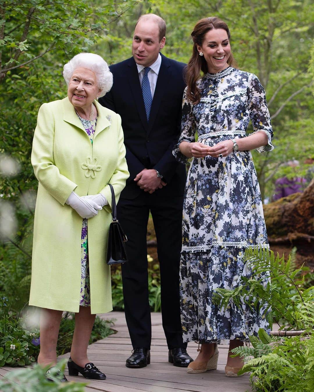 Just Jaredさんのインスタグラム写真 - (Just JaredInstagram)「Duchess Kate Middleton gives husband Prince William & Queen Elizabeth a tour of the garden she designed for the Chelsea Flower Show! #KateMiddleton #PrinceWilliam #QueenElizabeth Photos: Getty」5月21日 7時09分 - justjared
