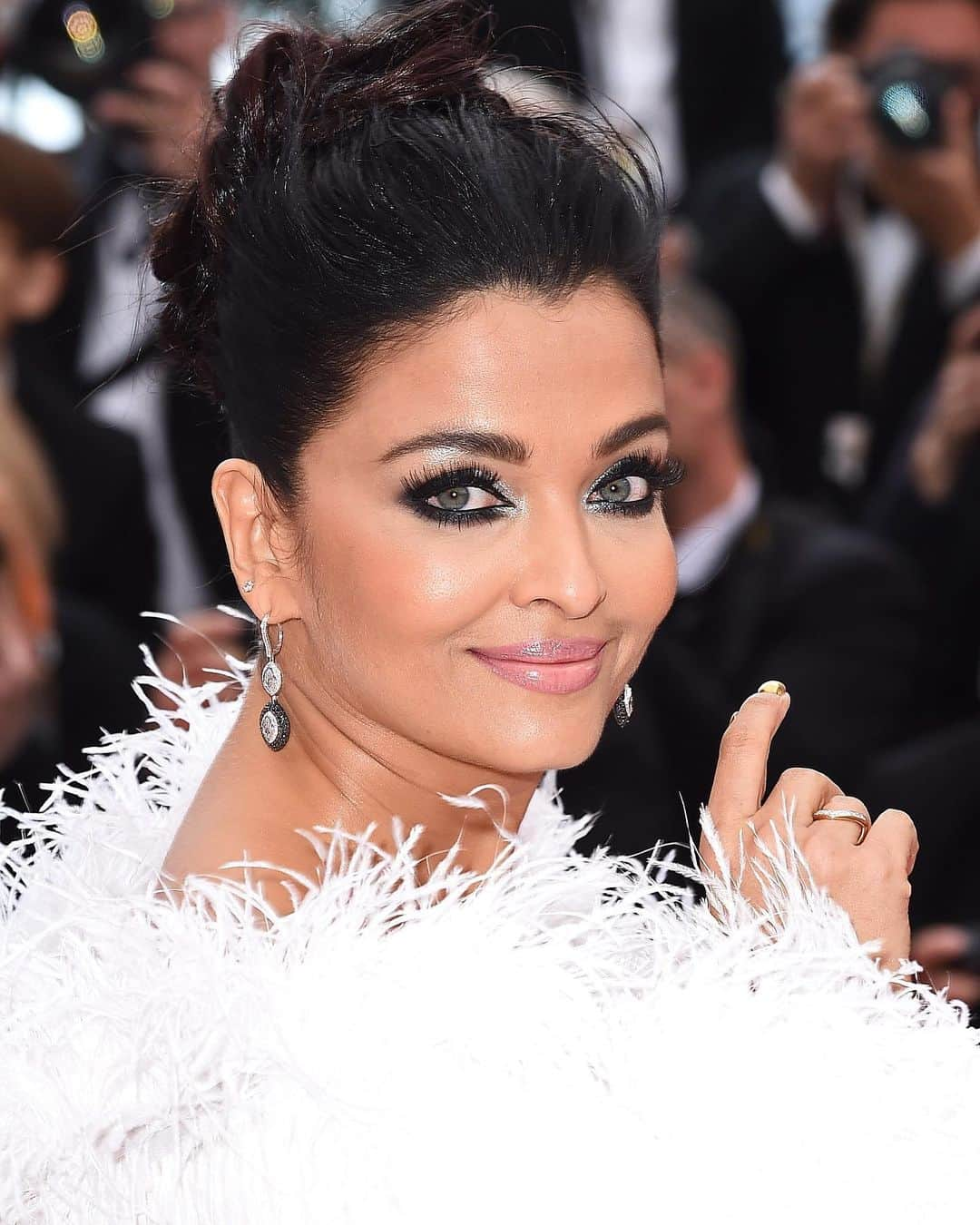 Just Jaredさんのインスタグラム写真 - (Just JaredInstagram)「Indian actress Aishwarya Rai makes an epic entrance on the Cannes Film Festival red carpet in @ashistudio! #AishwaryaRai #AshiStudio #CannesFilmFestival Photos: Getty」5月21日 7時10分 - justjared