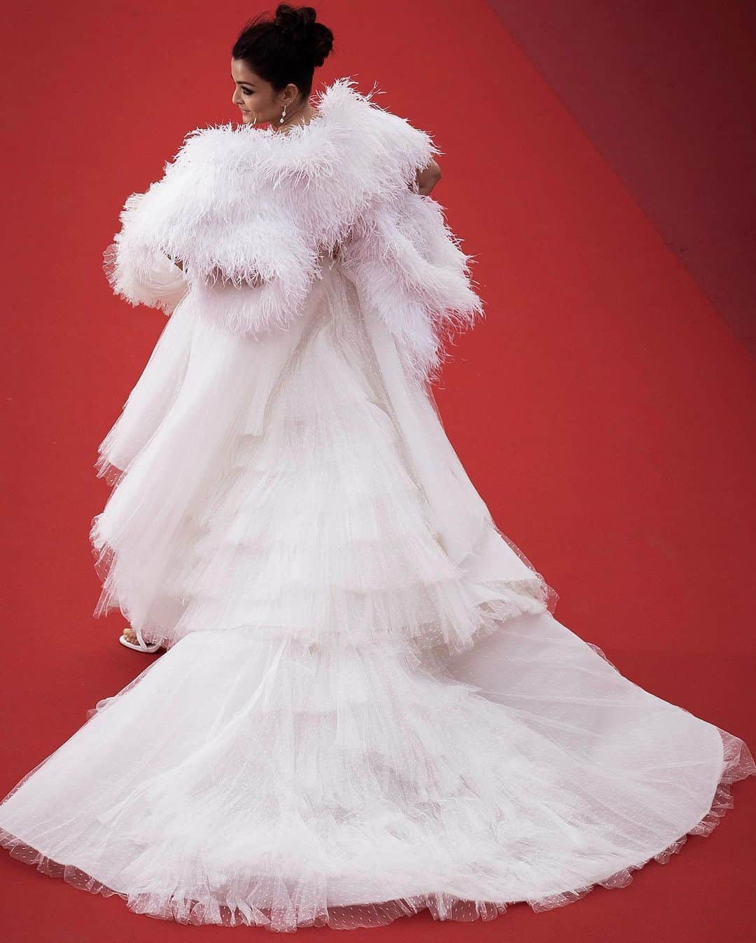 Just Jaredさんのインスタグラム写真 - (Just JaredInstagram)「Indian actress Aishwarya Rai makes an epic entrance on the Cannes Film Festival red carpet in @ashistudio! #AishwaryaRai #AshiStudio #CannesFilmFestival Photos: Getty」5月21日 7時10分 - justjared