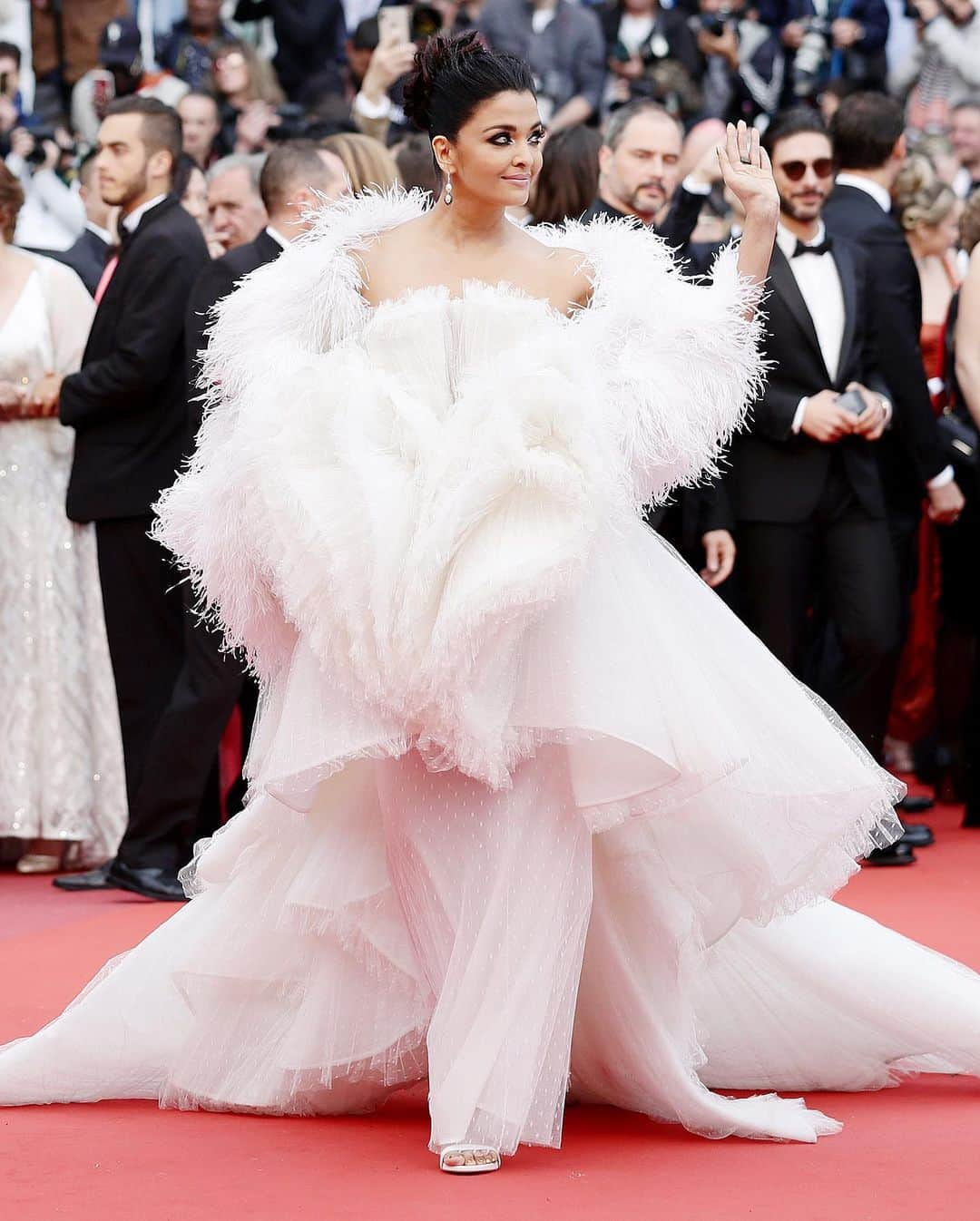 Just Jaredさんのインスタグラム写真 - (Just JaredInstagram)「Indian actress Aishwarya Rai makes an epic entrance on the Cannes Film Festival red carpet in @ashistudio! #AishwaryaRai #AshiStudio #CannesFilmFestival Photos: Getty」5月21日 7時10分 - justjared