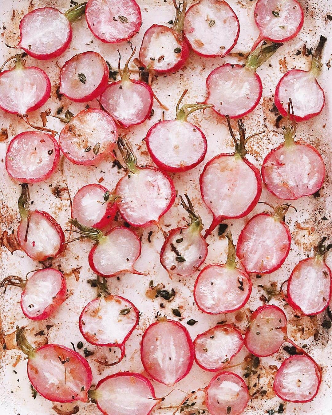 樋口正樹さんのインスタグラム写真 - (樋口正樹Instagram)「Roasted Radishes . ラディッシュのロースト。 オイル、塩、ハーブなど よーく和えて、香ばしく オーブン焼きにしました。 生のシャキシャキと違う ジュワ〜ッとした食感と 甘さ増し増しで美味しい。 . . #ラディッシュ #野菜料理 #ホットサラダ #朝サラダ #roastedradishes #radishes」5月21日 7時16分 - higuccini