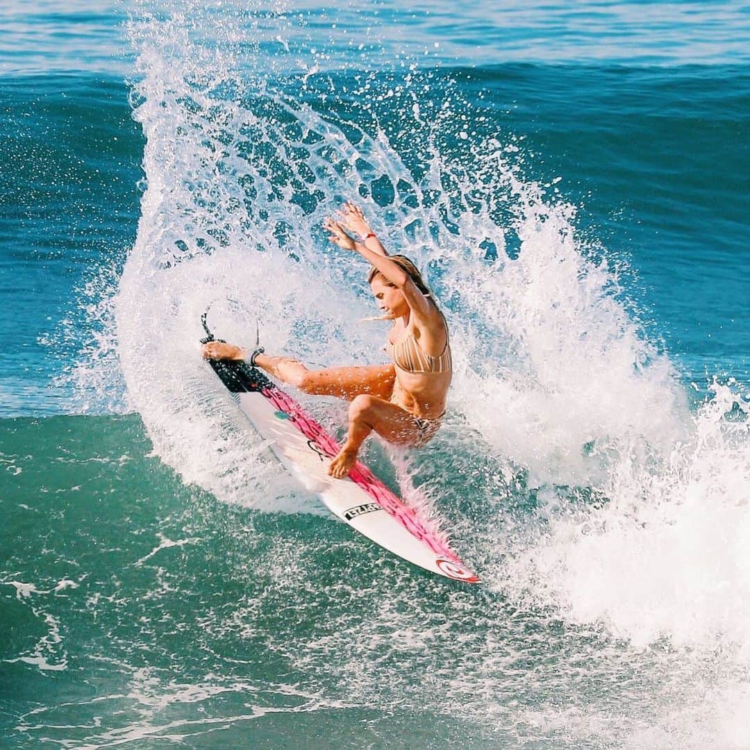アラナ・ブランチャードのインスタグラム：「Fun waves the last few days🌝 pic: @hampositive」