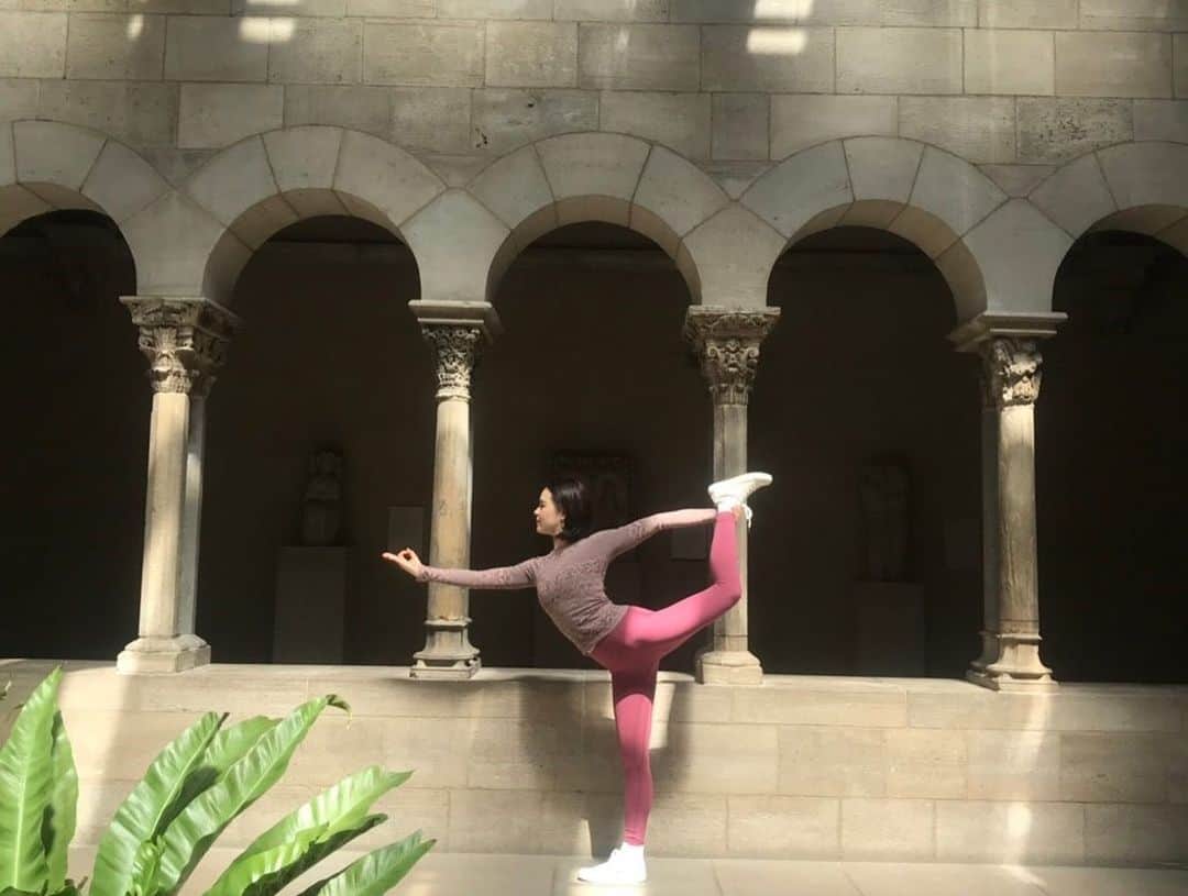 石村友見さんのインスタグラム写真 - (石村友見Instagram)「ニューヨーク・ヨガ留学 クロイスターズ瞑想🧘‍♀️ @bodytoneny . ここは メトロポリタン美術館の別館 として1930年代に建築を開始された アメリカ合衆国国家歴史登録財の 史跡指定を受けている美術館です。 . こんな美しいところが マンハッタンにあるなんて！ と、ため息が出るほど 凛として、美しく、心が整う場所。 . いつも、 ヨガトレーニングでは 瞑想の基礎を学んだ後、 実践場所として ここに訪れます。 . 瞑想といっても むずかしいことは しません。 . 静かにそっと 気持ちよく座るだけ。 . しかし、 カラダが痛いと、 ながく気持ちよく 座っていられませんよね？ . カラダの不安定さが気になり、 心地よいどころか カラダの文句や悲鳴を ずっと聞くだけになります。 . だから、ヨガでは、 「カラダが先である」 と究極のこたえをだしました。 . カラダ が鎮まらなければ こころ は鎮まらない。 . もし、あなたに そわそわする夜があるなら、 . その日、 軽くストレッチやゼロトレで カラダを動かしてみてください。 . きっと その夜は少し深く 心地よく眠れるはずです。 . さて、 トレーナーの彼女たちは 小鳥のさえずりをききながら 心地よく座れたのでしょうか。 カラダをつくってきた彼女たちは きっと心地よく座れたのでしょうね。 . ————————- #bodytoneny #tomomi.ishimura #yoga #ヨガ #ヨガインストラクター #ヨガ留学 #ニューヨーク #ニューヨークヨガ #ニューヨークヨガ留学 #yogamom #yogateacher #yogachallenge #チャレンジ #資格 #海外 #zerotore #挑戦 #変わりたい #変わる #ny #nyc #newyork #ゼロトレ #石村友見 #留学 #夏 #資格取得」5月21日 7時26分 - tomomi.ishimura