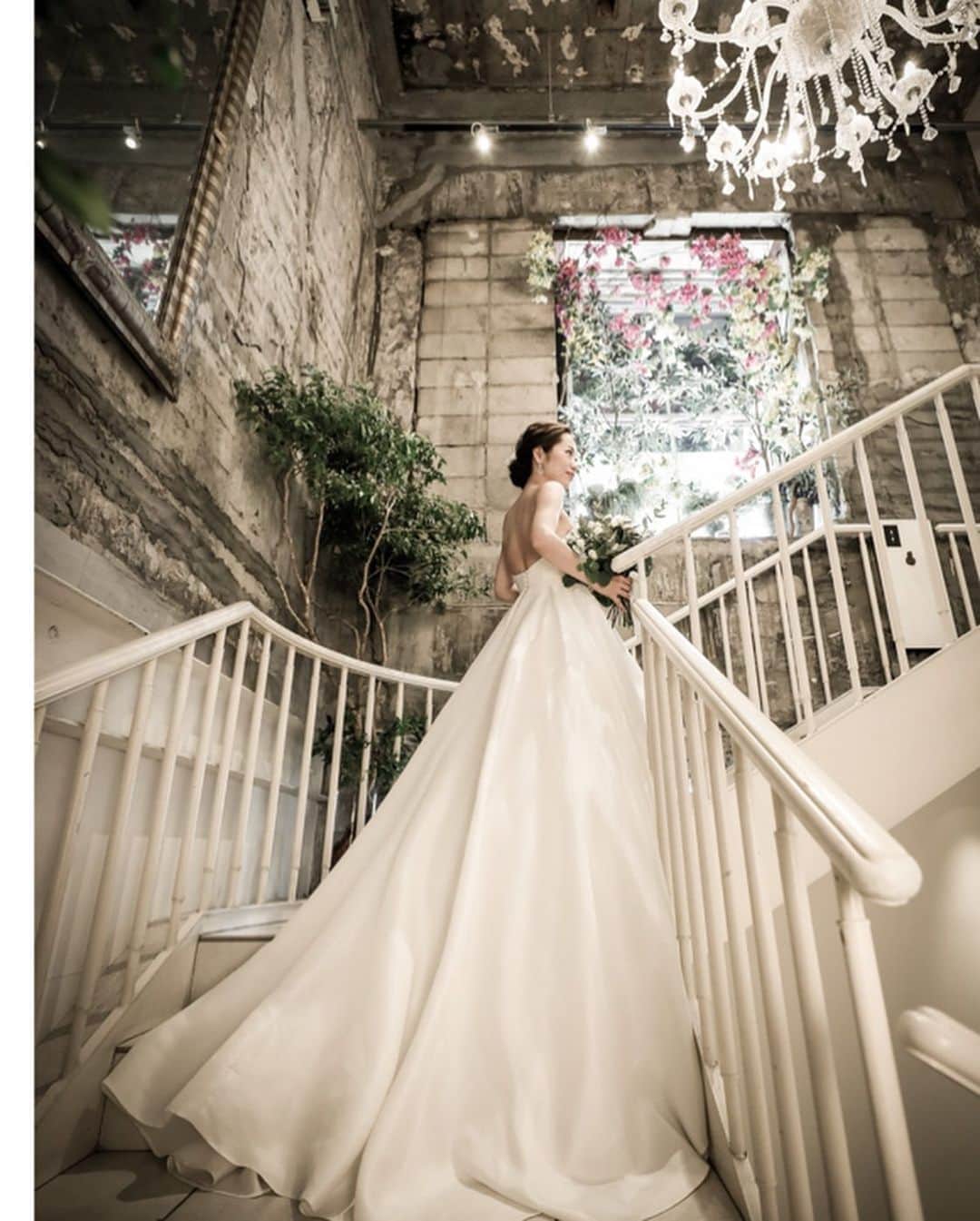 那須久美子さんのインスタグラム写真 - (那須久美子Instagram)「wedding dress💍  ドレスは @authentique_weddingdress で決めました✨  最後までVERAWANGのOctaviaと迷いに迷ったけど、背中のカットがトレーンに流れていくように美しく、どの角度からも立体的で凛と見えたこのドレスに決めました✨  ロンドンのデザイナーさんのものです✨ (VERAWANGはハワイで着ます✨笑)  ウェディングシューズは @jimmychoo 👠  スパンコールが可愛くて、何よりシルエットが美しい✨  足元を素敵に彩ってくれました✨  #wedding #weddingdress #authentique_dress #ウエディングドレス #aラインドレス #weddingshoes #jimmychoo #angelocourttokyo #卒嫁 #卒嫁レポ」5月21日 7時28分 - nasu_kumiko