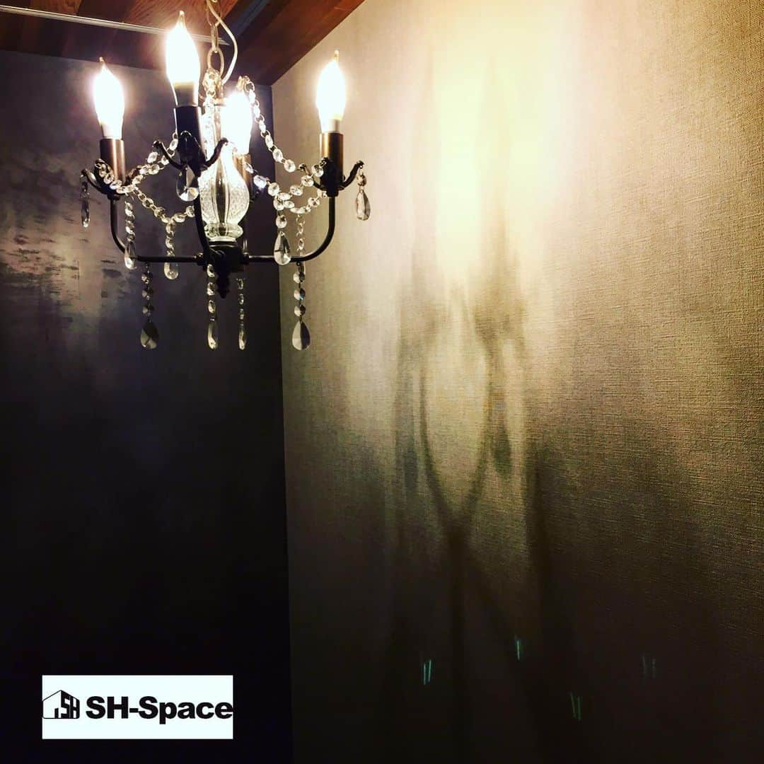 SH-Spaceさんのインスタグラム写真 - (SH-SpaceInstagram)「無垢の天井に塗壁、シャンデリアのシルエットが落ち着きます  #無垢 #モールテック # シャンデリア #home #リビング #カフェハウス #マイホーム #新築 #インテリア #住宅 #interior #家 #建築 #工務店 #家づくり #house #マイホーム計画#myhome #狭山市 #shspace #一戸建て #デザイン #暮らし #自由設計 #施工事例 #設計 #住まい #home #くらし #おうち #ブルックリン」5月21日 7時37分 - sh_space.home