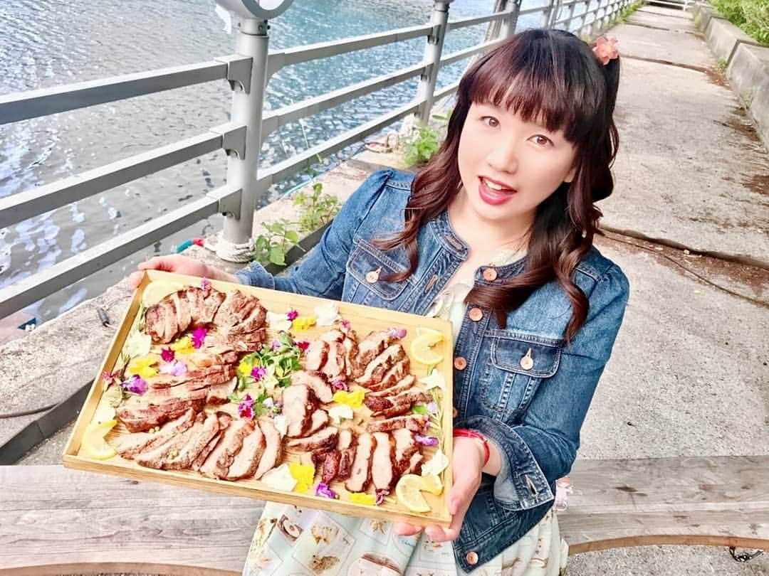 野川さくらさんのインスタグラム写真 - (野川さくらInstagram)「2019.5 #イベントレポート♪ #みんな集まれ！さくら♪club　BBQフェスティバル2019 #さくにゃん炎の肉フェス2019 #５月19日は上京20周年記念日です #バーベキュー #さくら組コックさん♡ #いつも美味しいお肉を焼いてくれてどうもありがとう！ #味見するコックさん♪ #こだわりの調味料やグッズまでたくさん用意してくれてありがとう♡ #まるでお店みたいでした！ #上京20周年記念プレート☆ #お肉で『20』ってかいてくれたよ♡ #お肉とってもおいしかったです！ #私物にサイン会もしたよ #みんなの宝物を見せてもらえて嬉しかったです #大好きな猫ちゃんのお洋服を着たよ #フランシュリッペ #フラワースタンドとぱちり♡ #お手紙＆プレゼントもありがとう♡ #来てくれたみんな本当にありがとう♡ #ファンクラブサイトには、他にもいろんな写真が載る予定なのでお楽しみにね♪ #LoungeCRIB #ラウンジクリブ #さくらClub #にゃんスタグラム #野川さくら #さくにゃん #野川さくらのチョコレートたいむ #野川さくらのチョコレートたいむ第26回目 #野川さくらのチョコレートたいむ第27回目」5月21日 7時30分 - sakura_nogawa