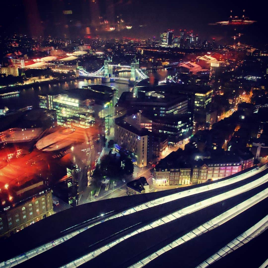 Michael Yamashitaさんのインスタグラム写真 - (Michael YamashitaInstagram)「London Bridge Station and Tower Bridge from the top of the Shard, London’s tallest building, a 95 story glass tower designed by noted Italian architect Renzo Piano. The best views are from the loos of the Aqua Bar. #shardview #shardlondon #towerbridge」5月21日 7時36分 - yamashitaphoto