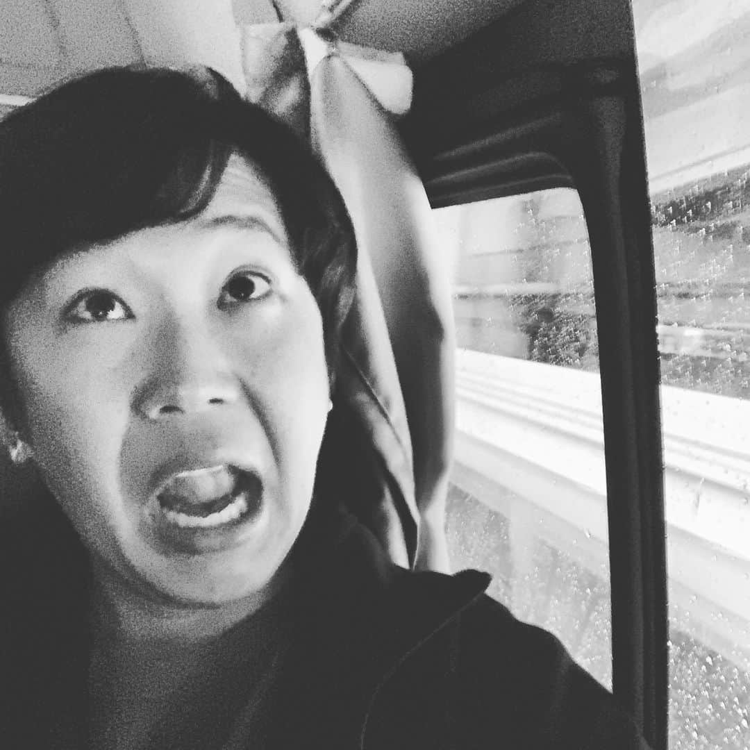 のインスタグラム：「朝からロケだけど、めっちゃ雨ですよー😭昨日は岡山でロケして奇跡的に雨を避けれたけど、今日はもう無理だー(￣◇￣;)それでも楽しむぞー！！ #変顔 #funnyface #strangeface」