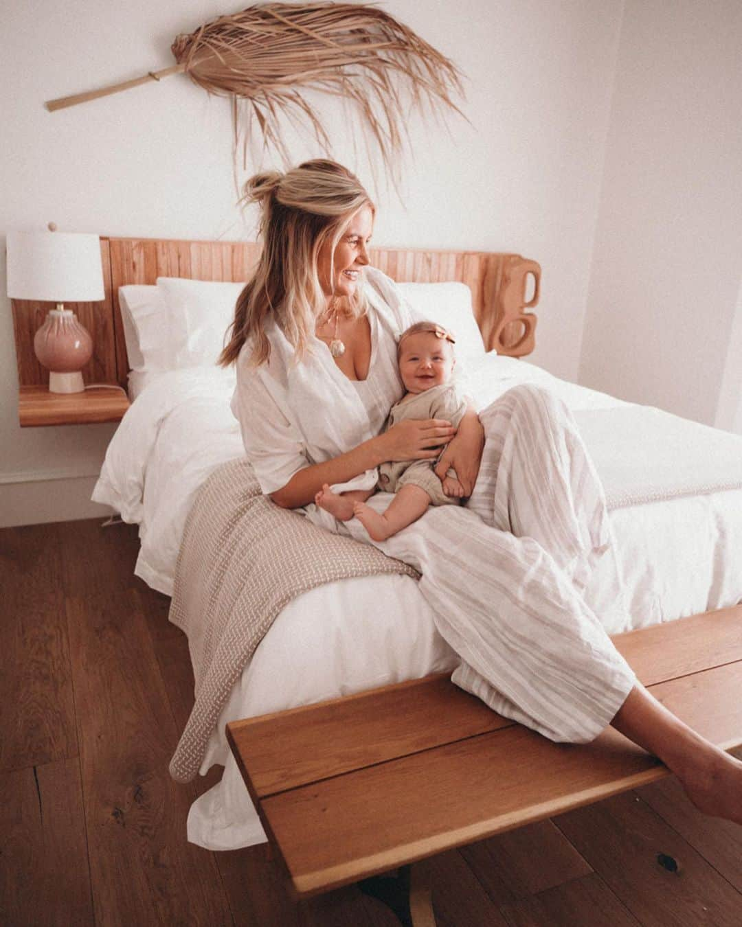 Amber Fillerup Clarkさんのインスタグラム写真 - (Amber Fillerup ClarkInstagram)「For our guest room I wanted a breezy, clean, coastal feel! This room gets really pretty light coming through it so I wanted to keep that bright feeling with crisp, white bedding. We got a @bollandbranch set that is literally so soft you feel like you are at a hotel! Sometimes I sneak in here just to lay with Frankie because it is so relaxing. Go to my stories for the exact pieces I have in here! Use code 50AMBERF for $50 off a $200+ order 💓 #ad #bollandbranch」5月21日 7時44分 - amberfillerup