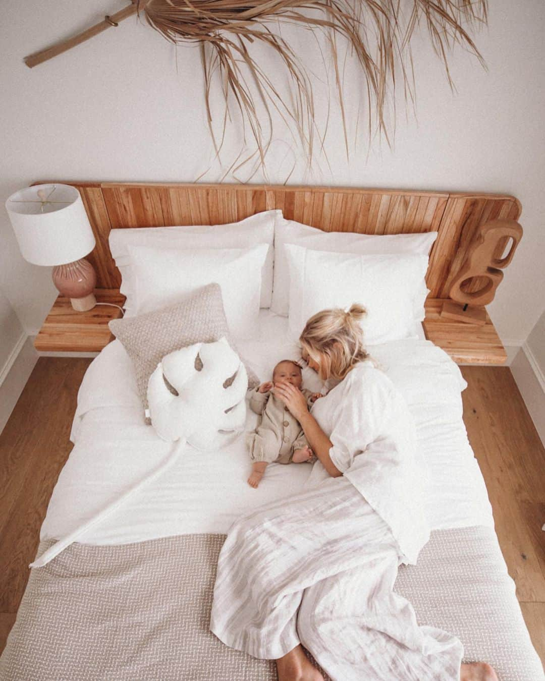 Amber Fillerup Clarkさんのインスタグラム写真 - (Amber Fillerup ClarkInstagram)「For our guest room I wanted a breezy, clean, coastal feel! This room gets really pretty light coming through it so I wanted to keep that bright feeling with crisp, white bedding. We got a @bollandbranch set that is literally so soft you feel like you are at a hotel! Sometimes I sneak in here just to lay with Frankie because it is so relaxing. Go to my stories for the exact pieces I have in here! Use code 50AMBERF for $50 off a $200+ order 💓 #ad #bollandbranch」5月21日 7時44分 - amberfillerup