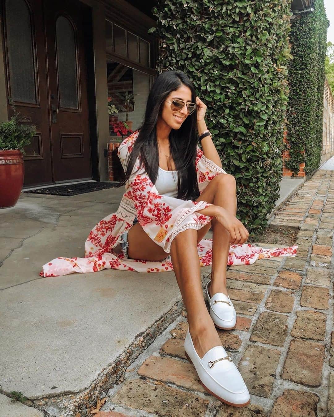 サムエデルマンのインスタグラム：「Summer whites @nicolemehta in our classic Loraine Loafer」